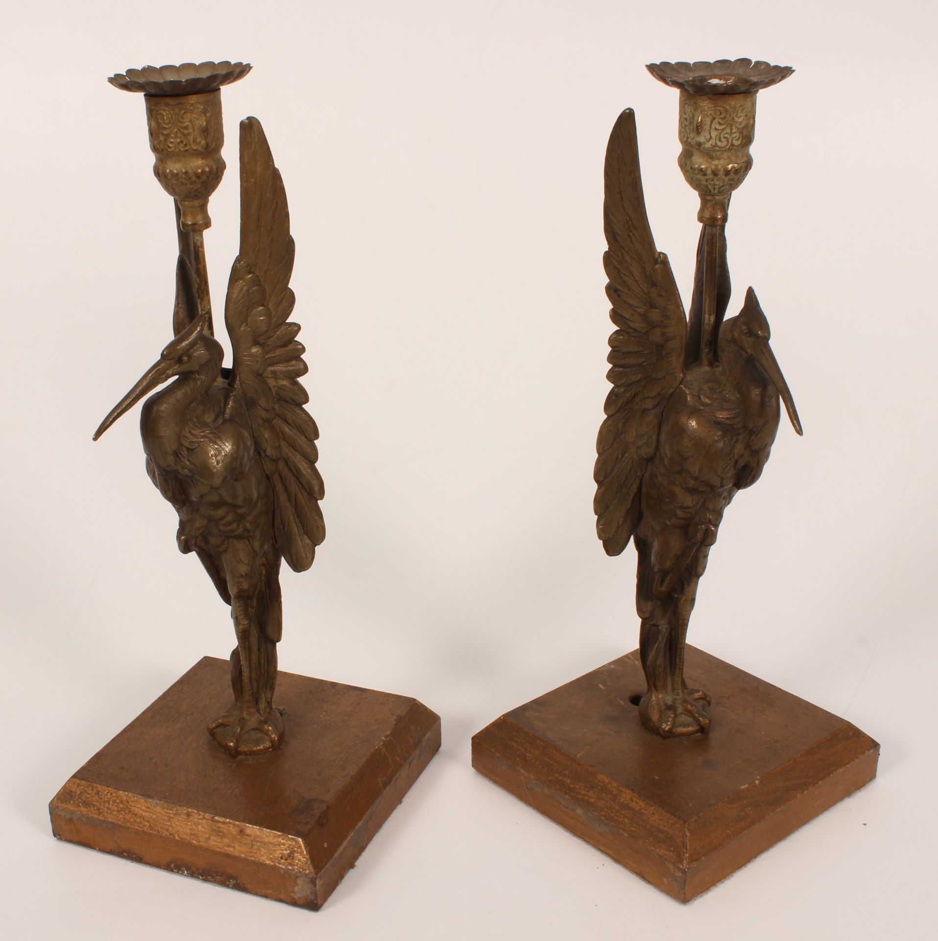 Paar einflammiger Tischlampen in Form eines stehenden Vogels mit hochgerecktem Gefieder. Höhe ca. - Bild 3 aus 6
