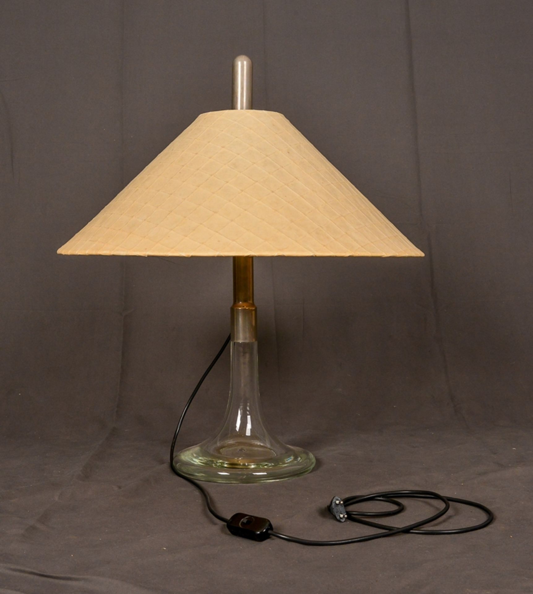 Gläserne Tischlampe, wohl 1960er/70er Jahre, zweiflammige Fassung, Elektrifizierung ungemarkt.