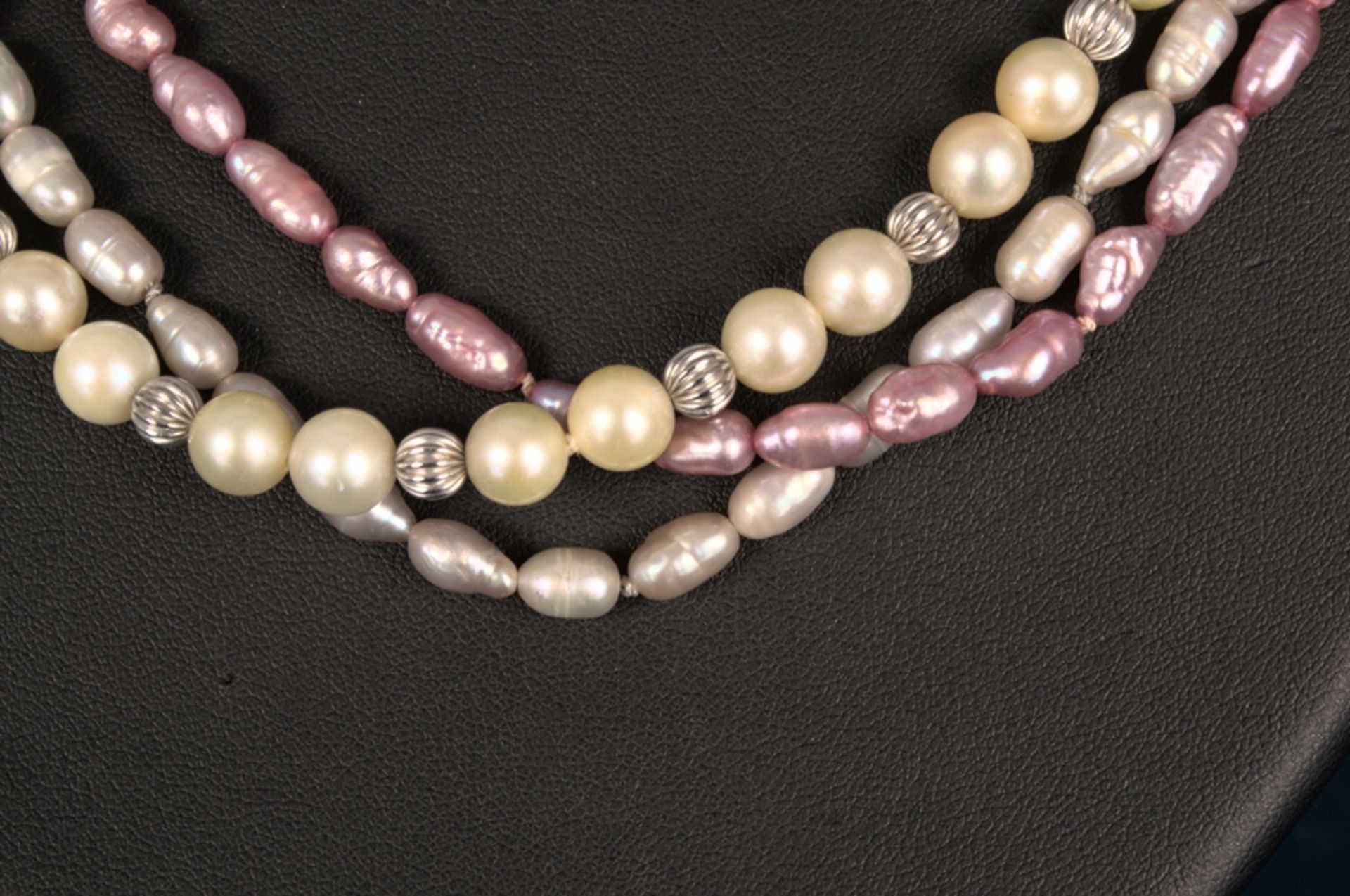 3strängige Zuchtperlen-Halskette, die Perlen von Weißgoldkügelchen unterbrochen. Weißgoldener - Bild 7 aus 10