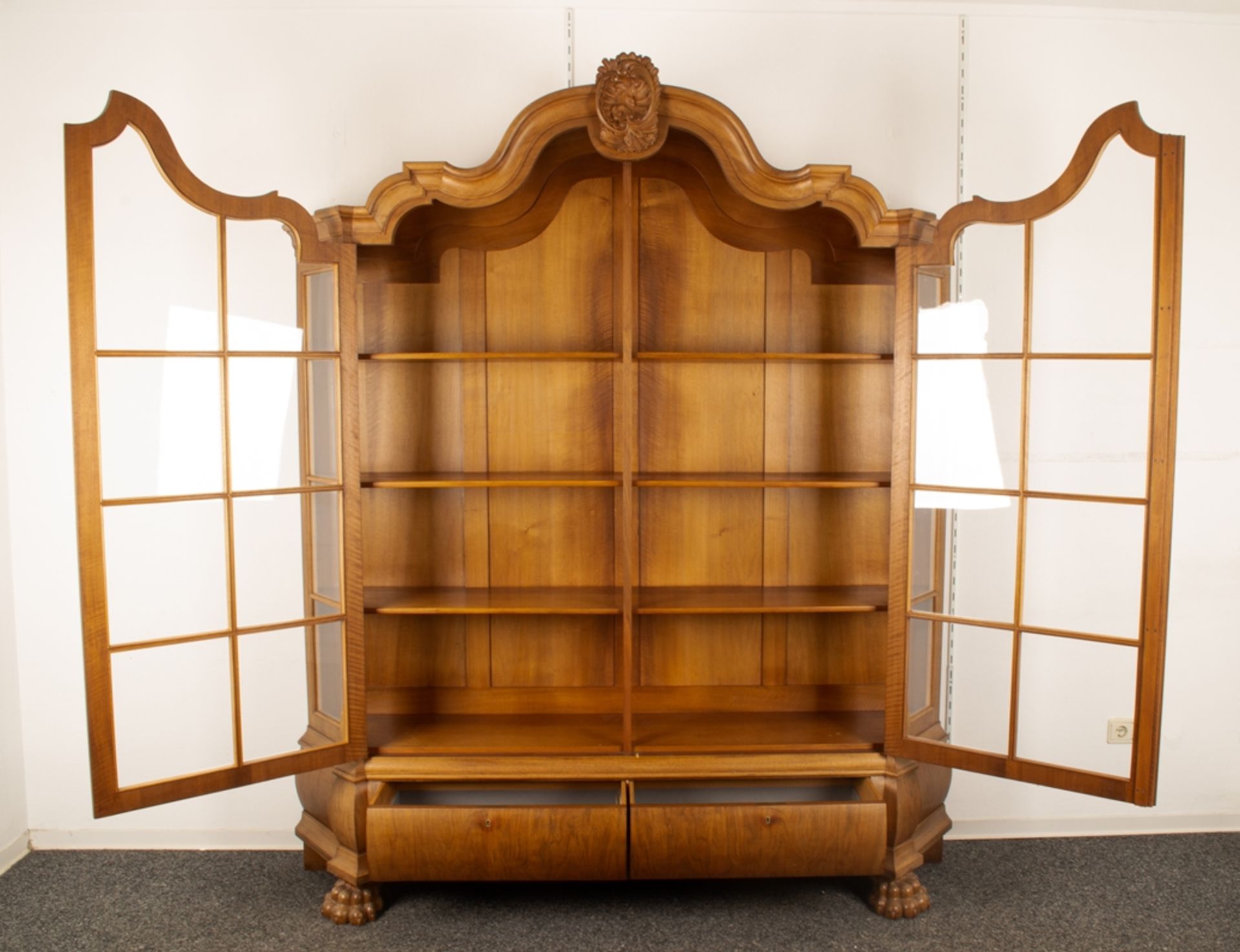 Großer, zweitüriger Bücherschrank, Barockstil, 2. Drittel 20. Jhd., Nussbaum massiv & furniert, - Image 2 of 10