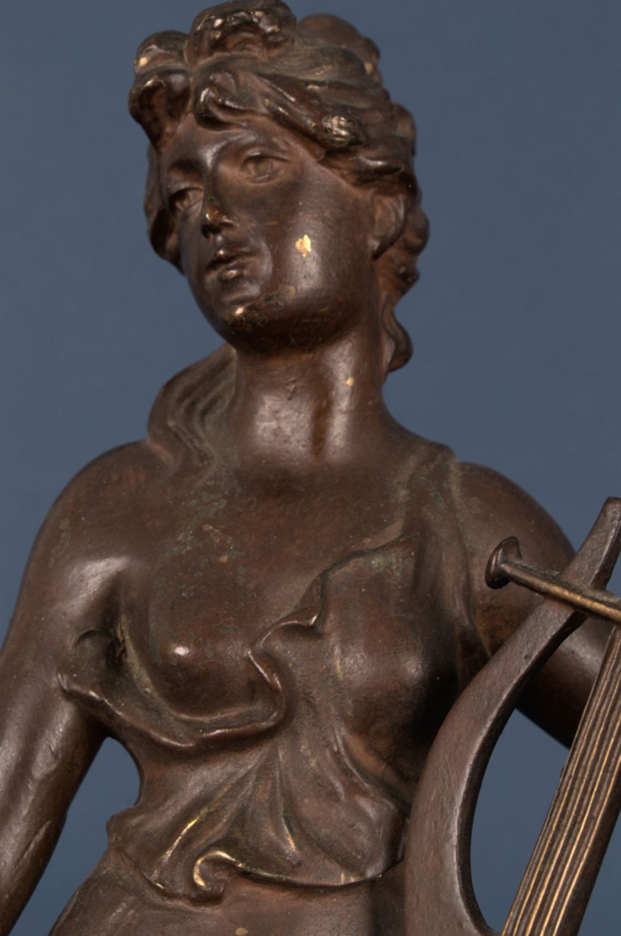 "Allegorie der Musik", bronzierte Metallgussfigur auf getreppem Onyxsockel montiert, zwei Finger der - Bild 4 aus 12