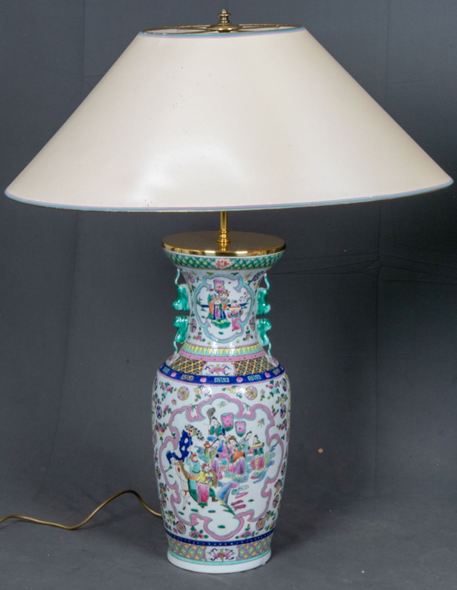 Paar dekorativer Tischlampen, hohe, bauchige Tischvasen, Weißporzellan mit polychromer - Image 6 of 13