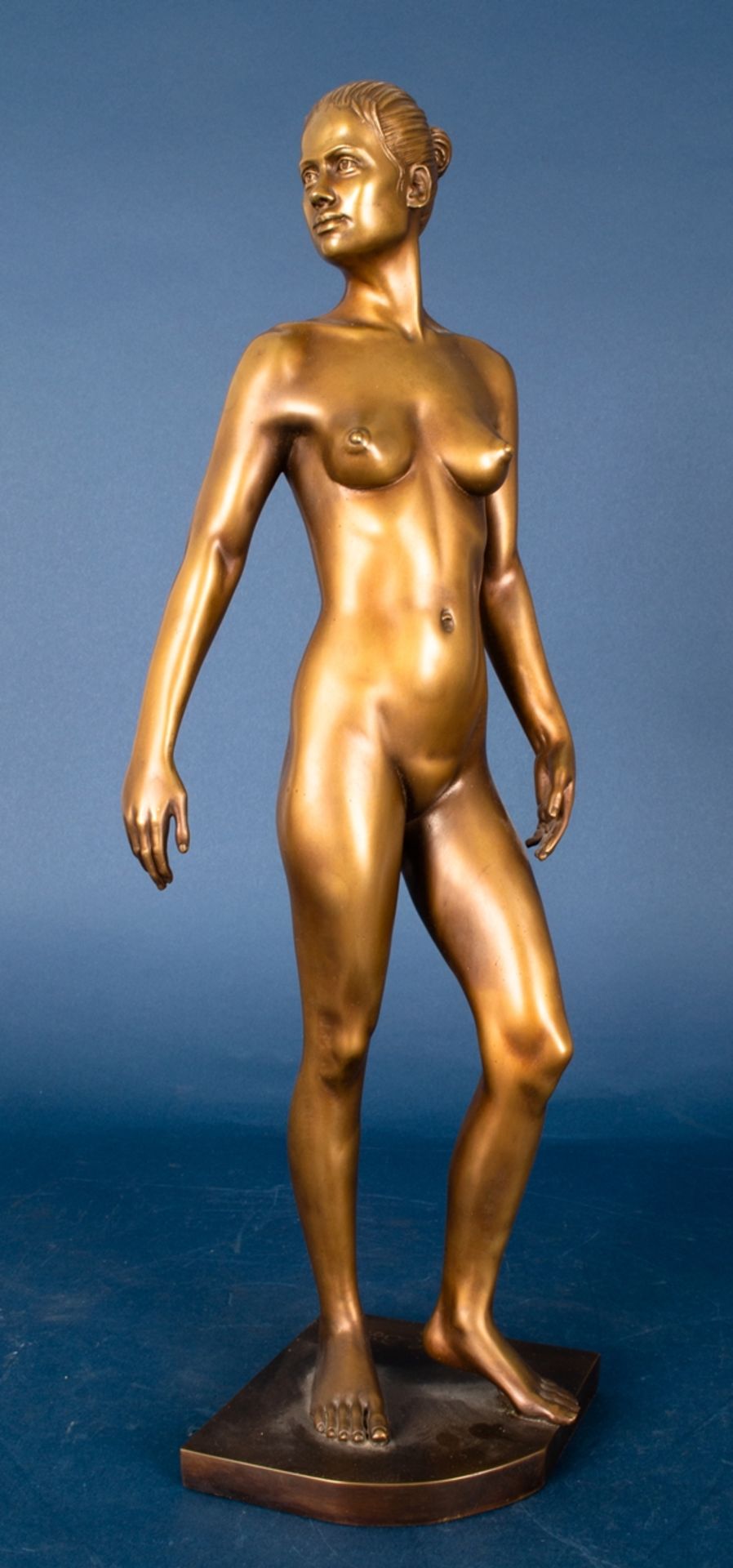 "Mädchen auf dem Weg" (Original Titel), multiple, goldbraun patinierte Bronze des Karl-Ludwig - Bild 2 aus 15