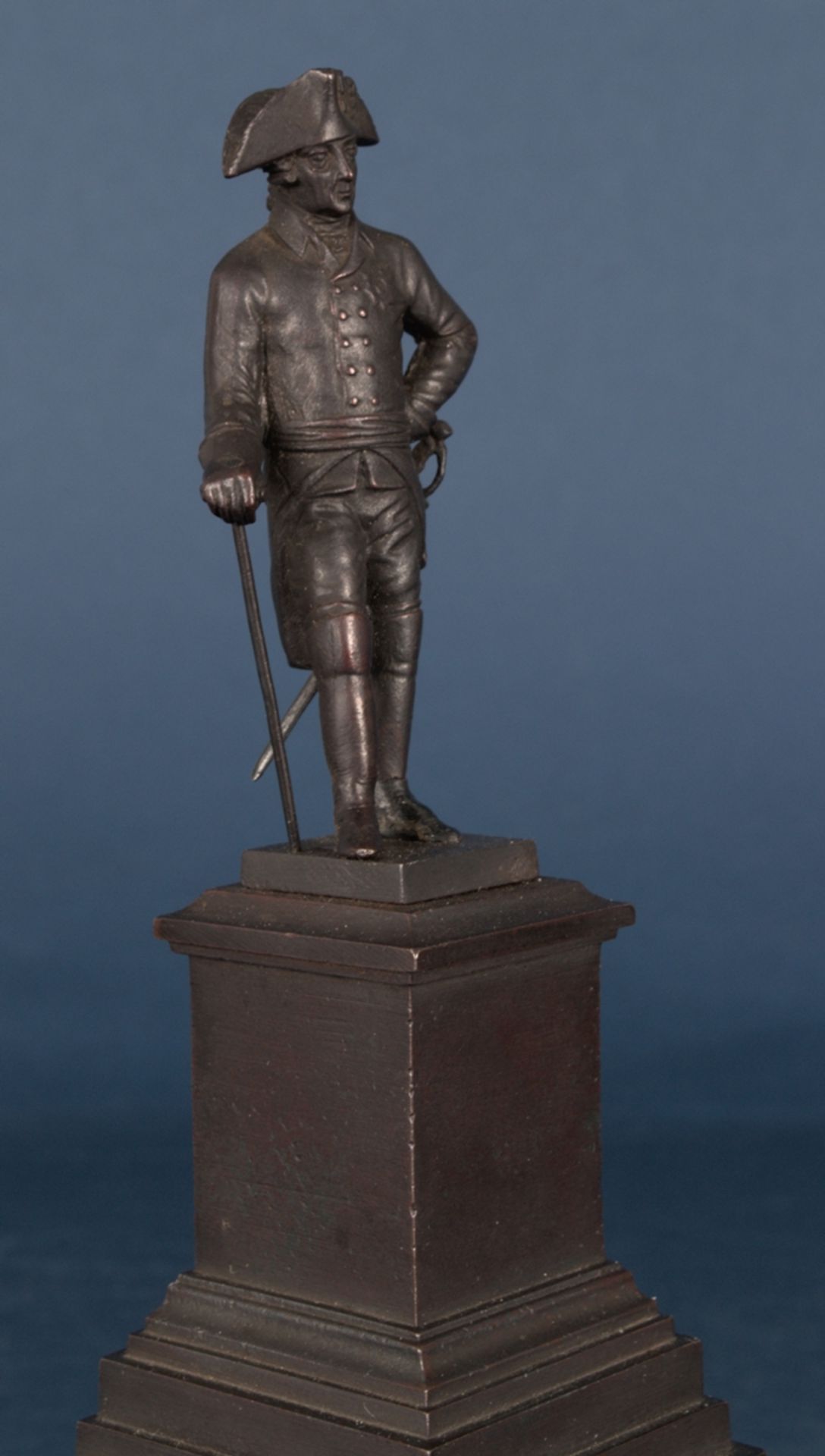 "Der alte Fritz" - Standfigur von "Friedrich dem Großen" auf mehrfach getreppem Sockel. - Bild 3 aus 14