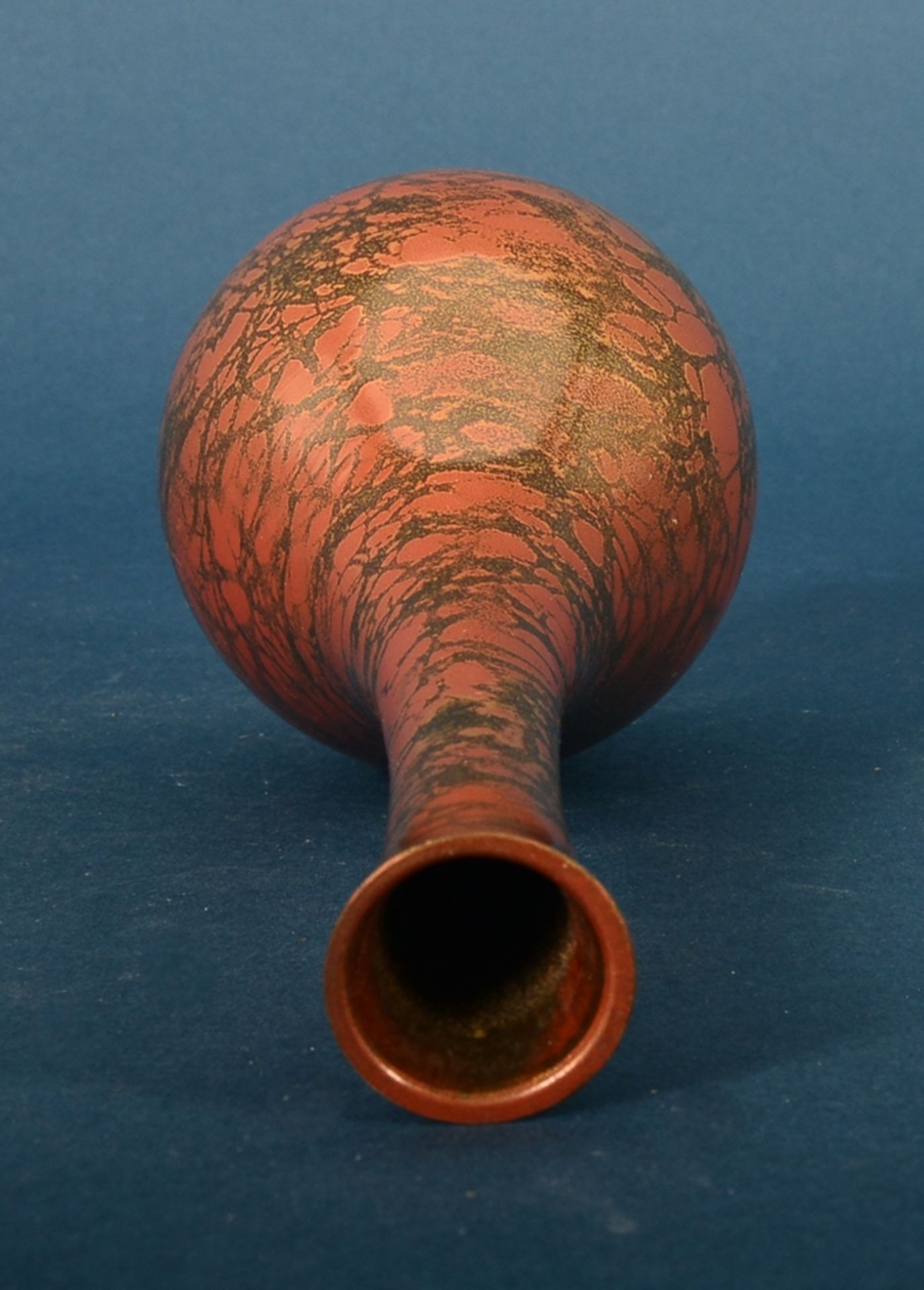 Feine Bronze Vase, Japan 20. Jhd., in Rot- und Goldtönen changierende Patina/Färbung auf schwarzem - Bild 2 aus 3