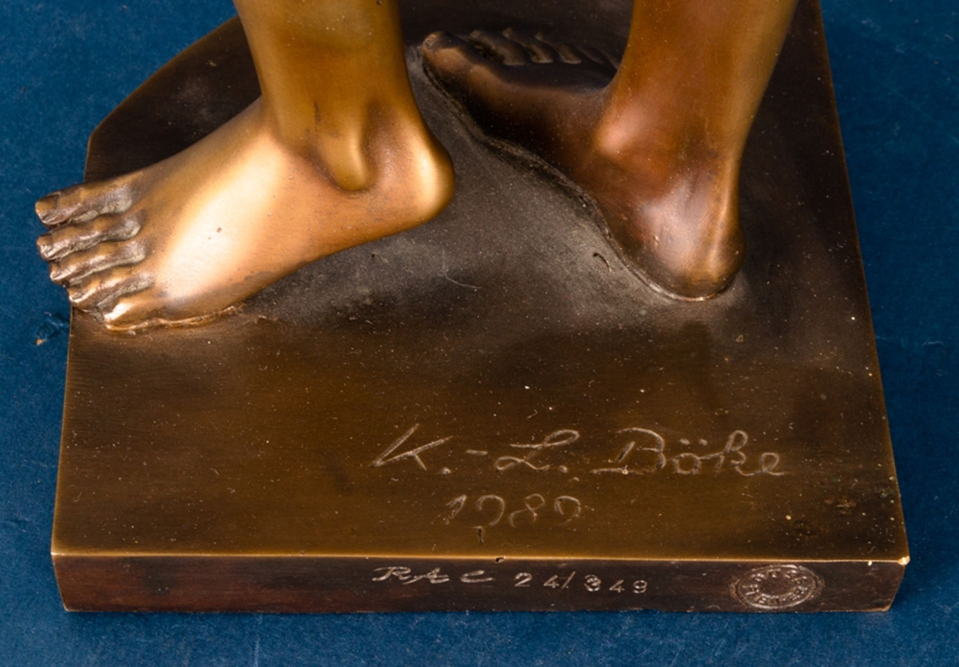 "Mädchen auf dem Weg" (Original Titel), multiple, goldbraun patinierte Bronze des Karl-Ludwig - Bild 13 aus 15
