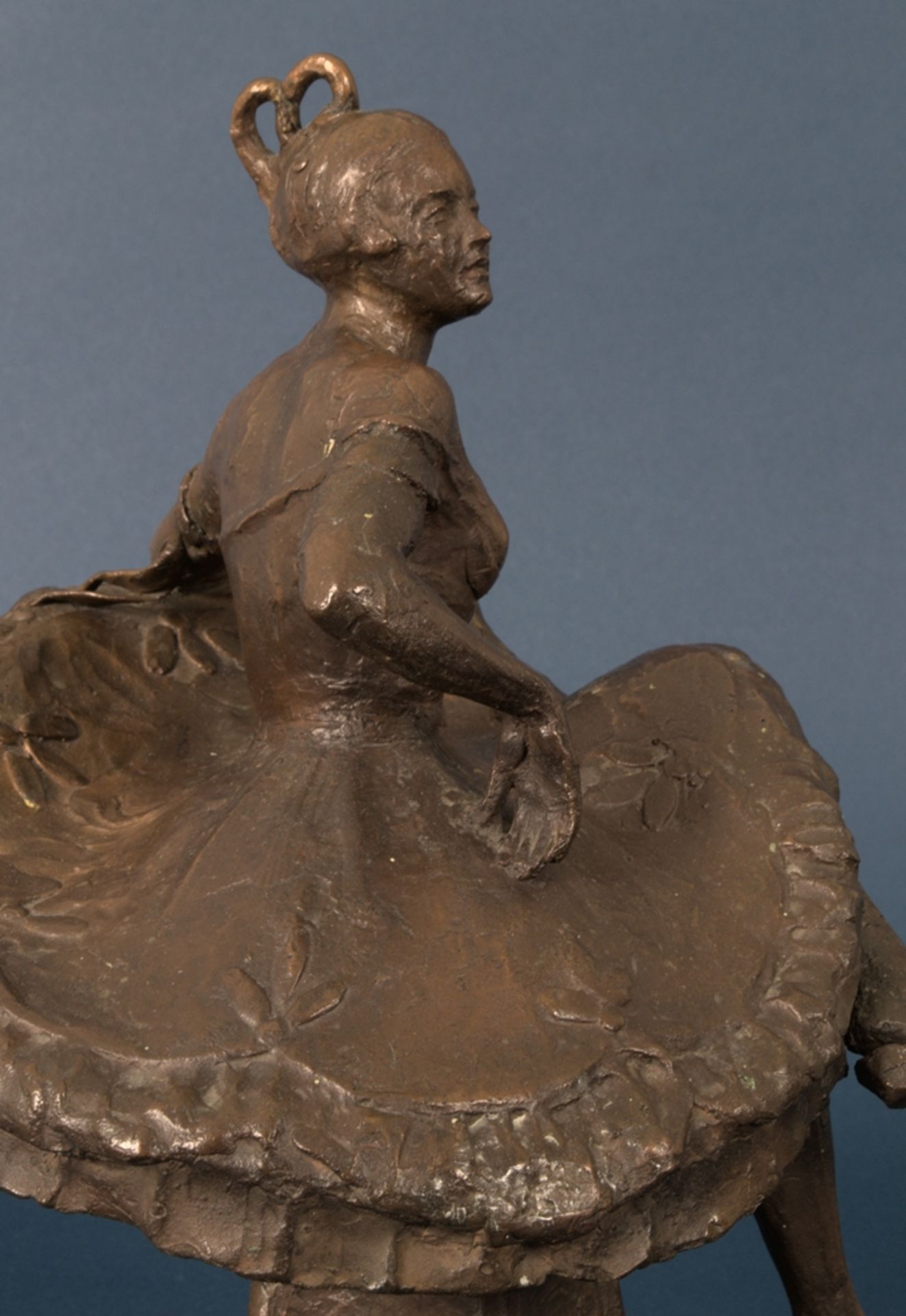 "IREN(E) EDEN ALS ZERBINETTA" - bräunlich patinierte Bronze einer schlanken jungen Frau auf einem - Bild 20 aus 27