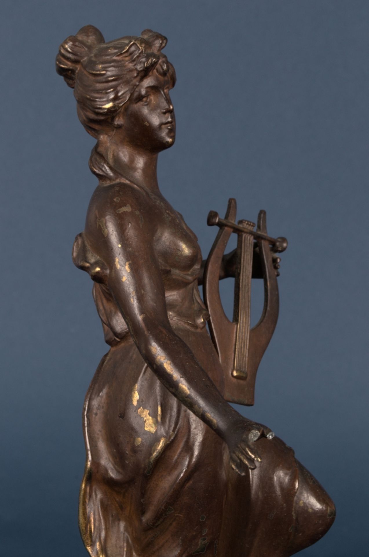 "Allegorie der Musik", bronzierte Metallgussfigur auf getreppem Onyxsockel montiert, zwei Finger der - Bild 10 aus 12