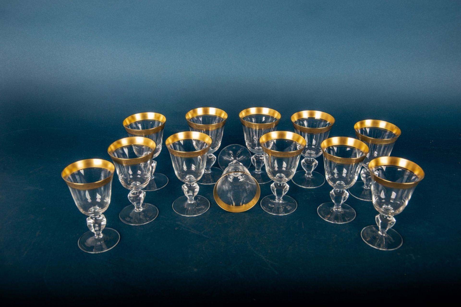 Theresienthal'er Glasmanufaktur. 12 Weingläser auf Standfuß, farbloses Kristallglas mit breitem, - Image 5 of 5