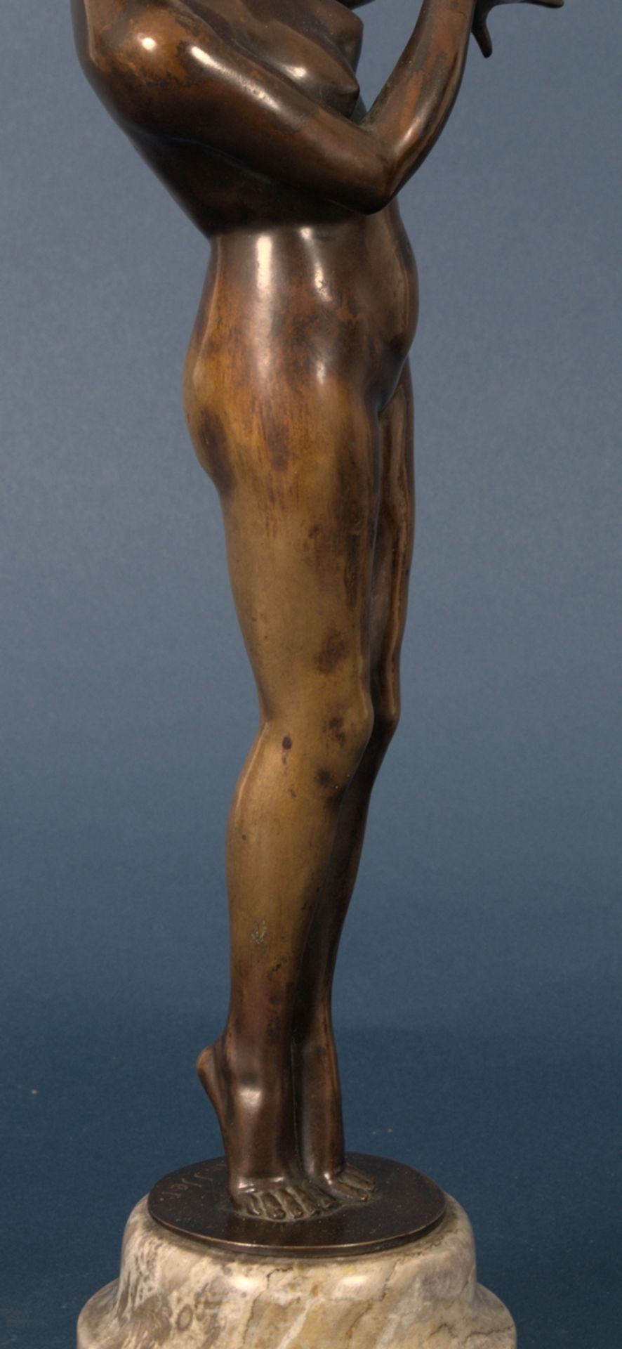 "Ausdrucksstarker weiblicher Akt". Auf getrepptem Natursteinsockel stehende Figur einer nackten - Bild 17 aus 31