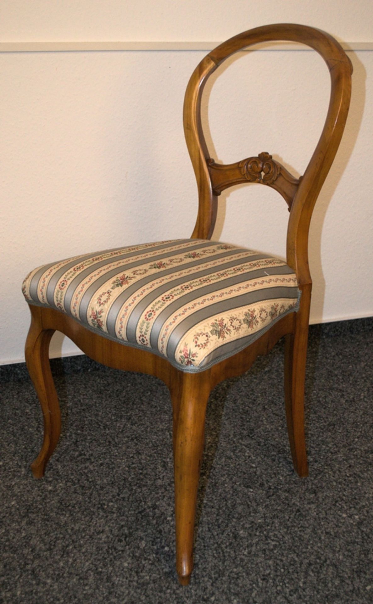 Folge von 6 Medaillon-Polsterstühlen, Biedermeier deutsch um 1840/50. Kirschbaum massiv & - Image 15 of 17