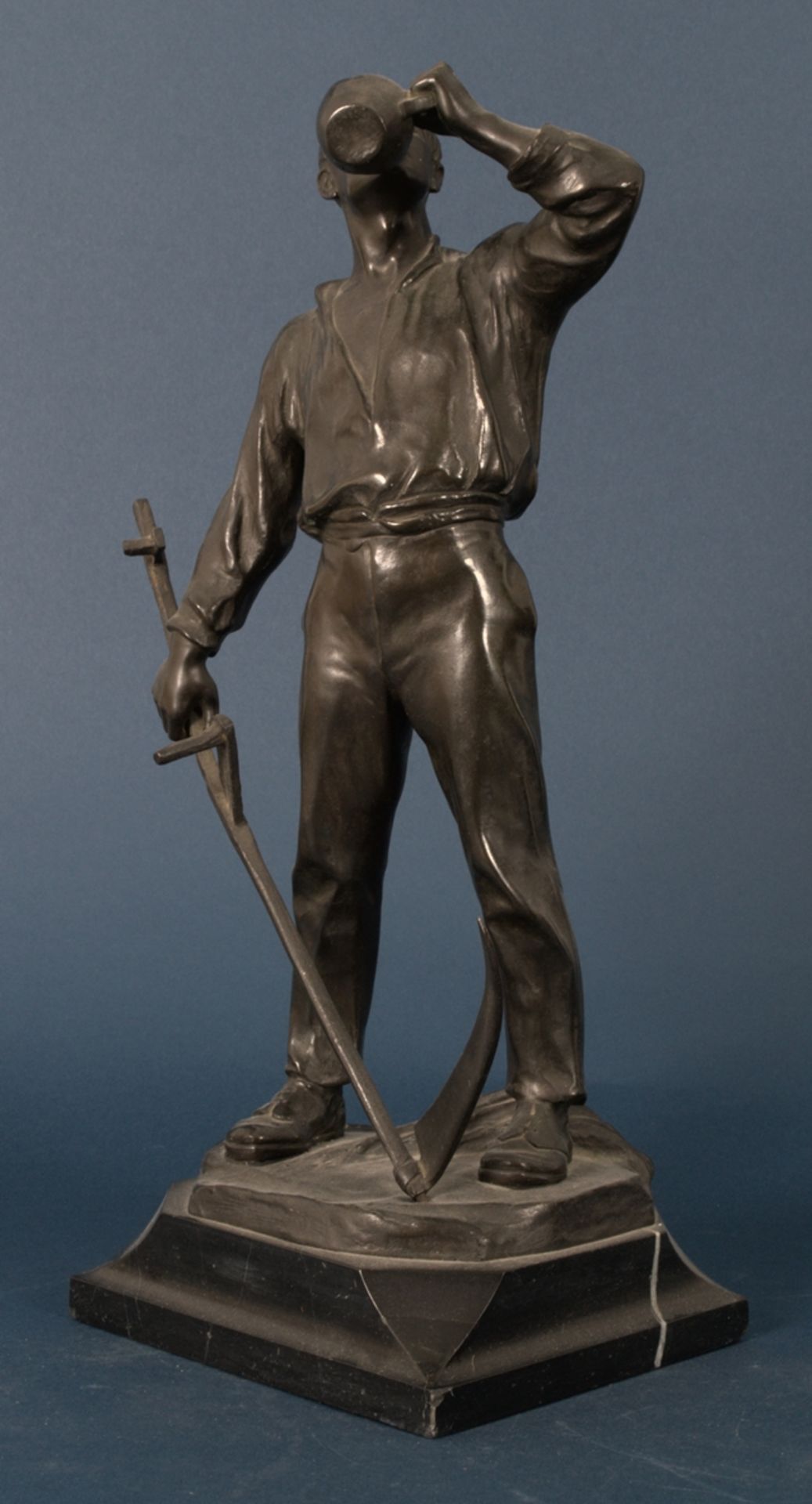 "Jungbauer" bei der Ernte, Bronze dunkelbraun patiniert, auf naturalistisch gestalteter Plinthe, - Bild 2 aus 13