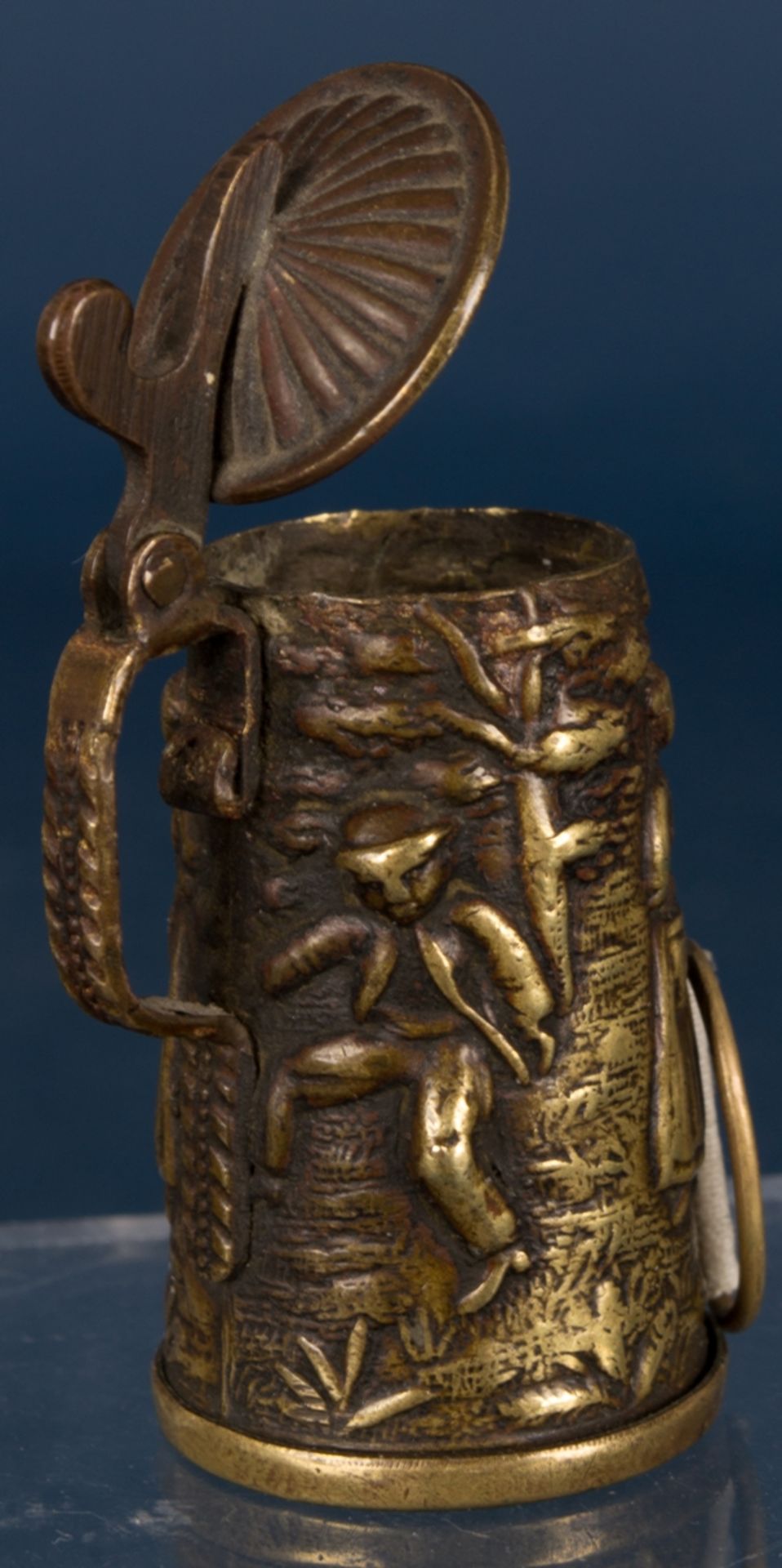 Altes/antikes Maßband in Form eines "Deckelhumpen - en - Miniature", Höhe ca. 47 mm, drehbarer - Bild 3 aus 7