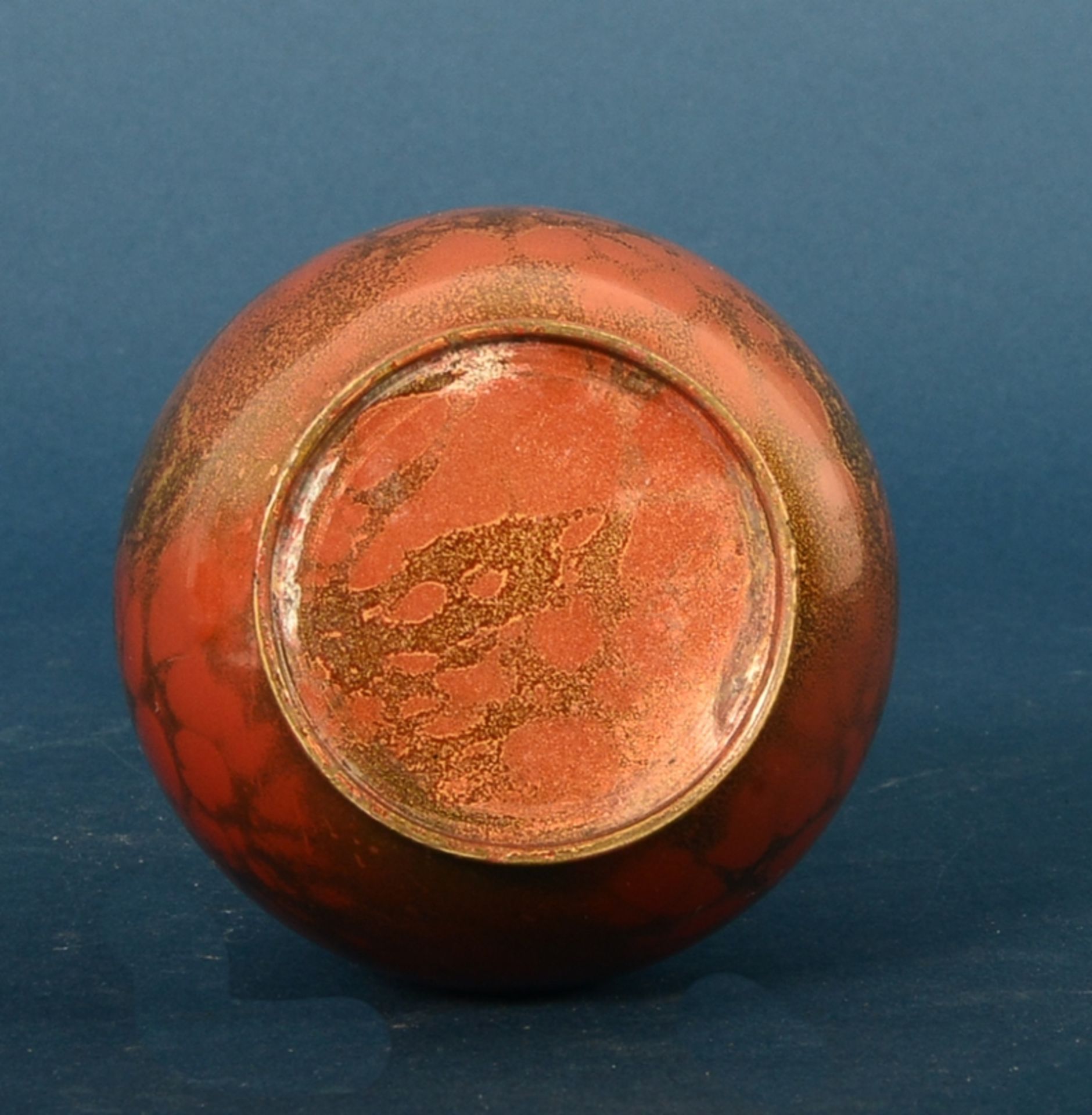 Feine Bronze Vase, Japan 20. Jhd., in Rot- und Goldtönen changierende Patina/Färbung auf schwarzem - Bild 3 aus 3