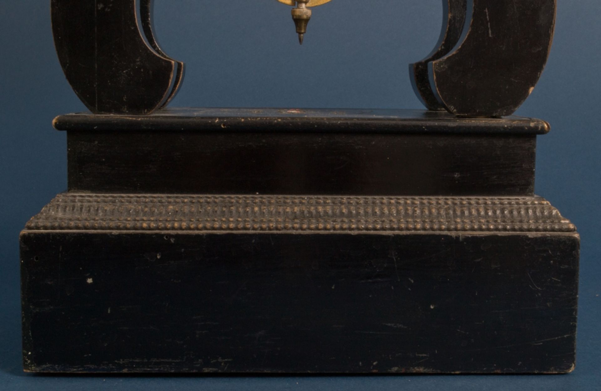 Antike Kaminuhr/ Pendule. Ebonisiertes Holzgehäuse, prächtig mit teils fertigen Dekoren eingelegt. - Image 10 of 15