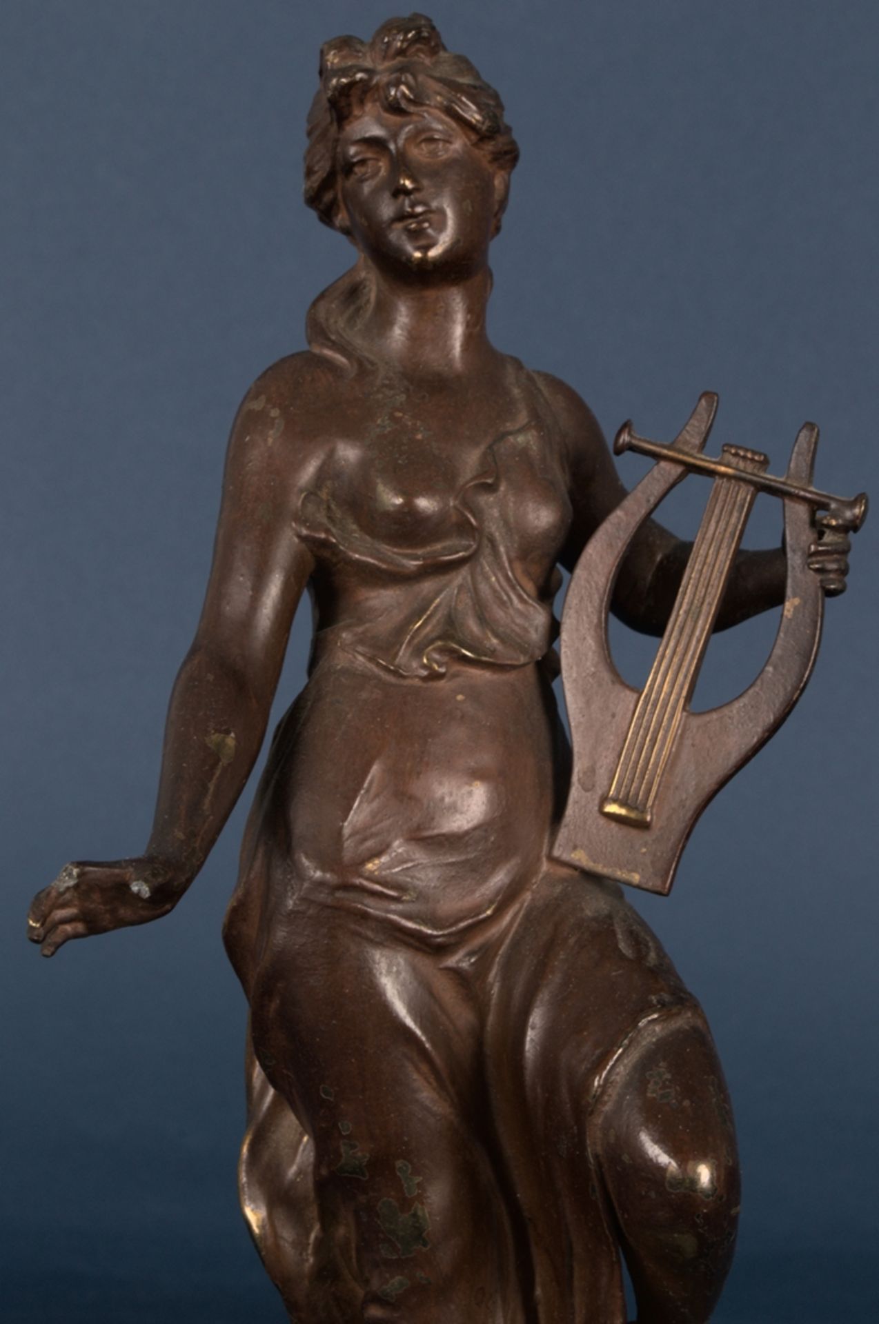 "Allegorie der Musik", bronzierte Metallgussfigur auf getreppem Onyxsockel montiert, zwei Finger der - Bild 11 aus 12