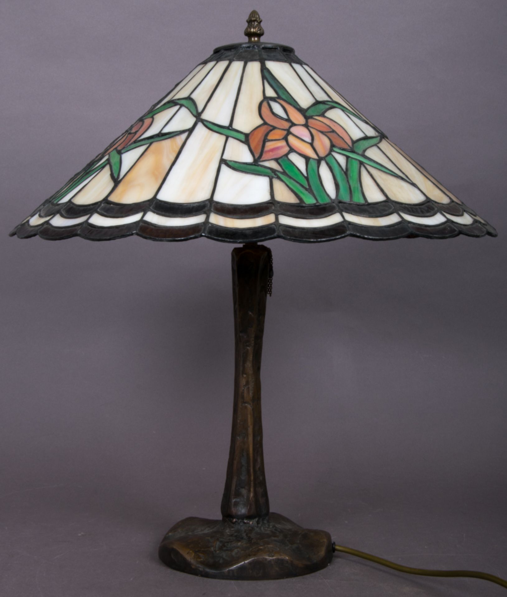 Schwere Tischlampe in Tiffany-Manier, handgefertigter Glasschirm (Höhe ca. 22 cm, Durchmesser ca. - Bild 3 aus 9