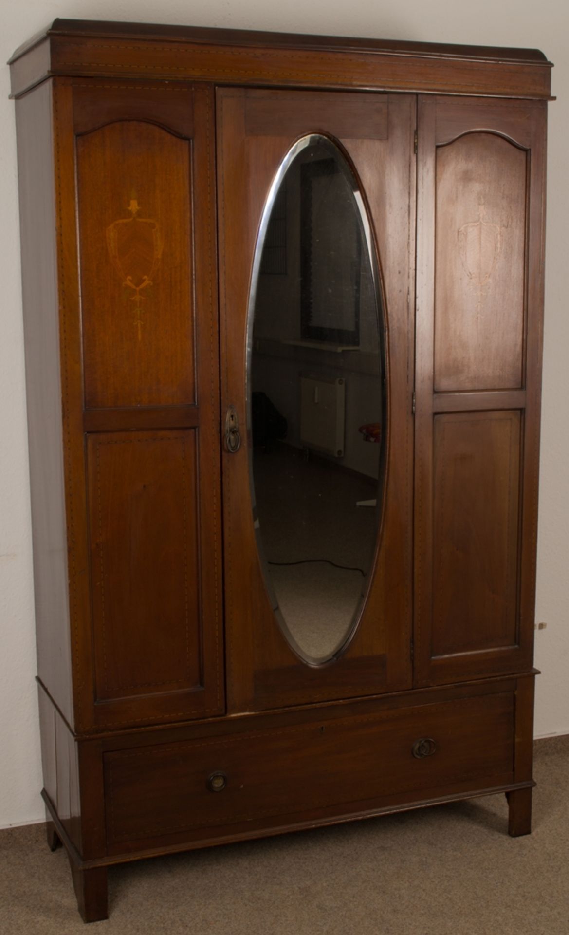 Englischer Garderobenschrank, Mahagoni furnierter, eintüriger Nadelholzkorpus mit ovalem, - Bild 2 aus 7