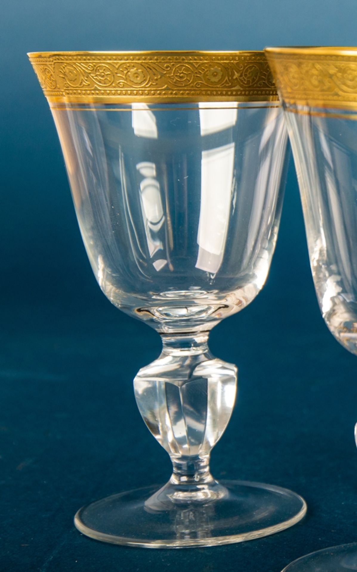 Theresienthal'er Glasmanufaktur. 12 Weingläser auf Standfuß, farbloses Kristallglas mit breitem, - Image 2 of 5