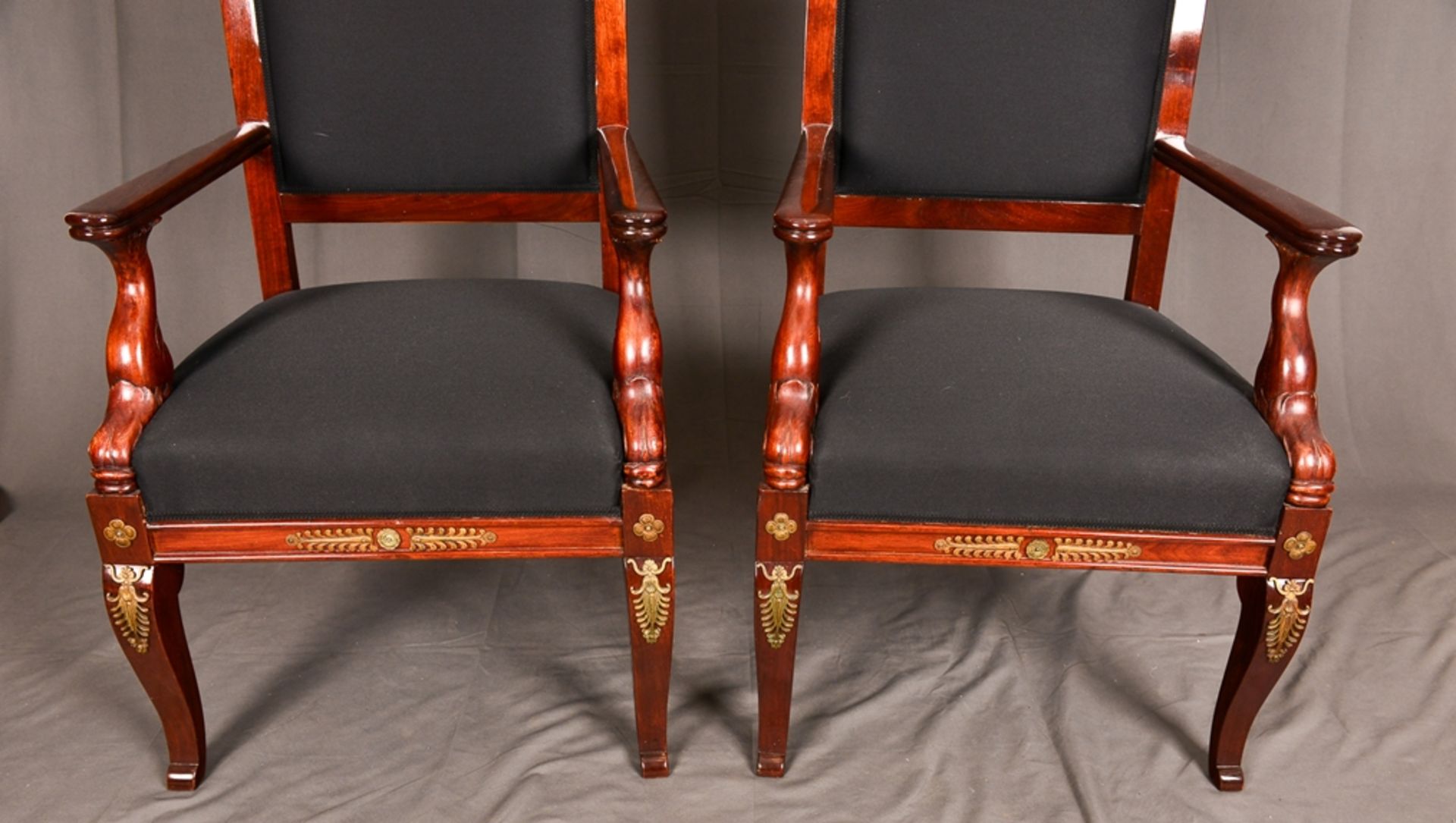 Paar Armlehnstühle. Empire-Stil, Mahagoni, aufwändig mit Messingapplikationen verziert. Vor - Image 4 of 9