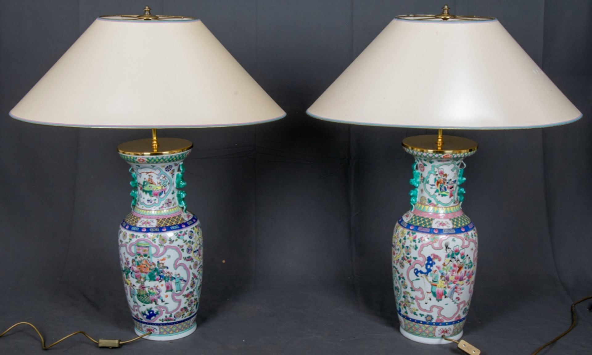 Paar dekorativer Tischlampen, hohe, bauchige Tischvasen, Weißporzellan mit polychromer - Image 8 of 13