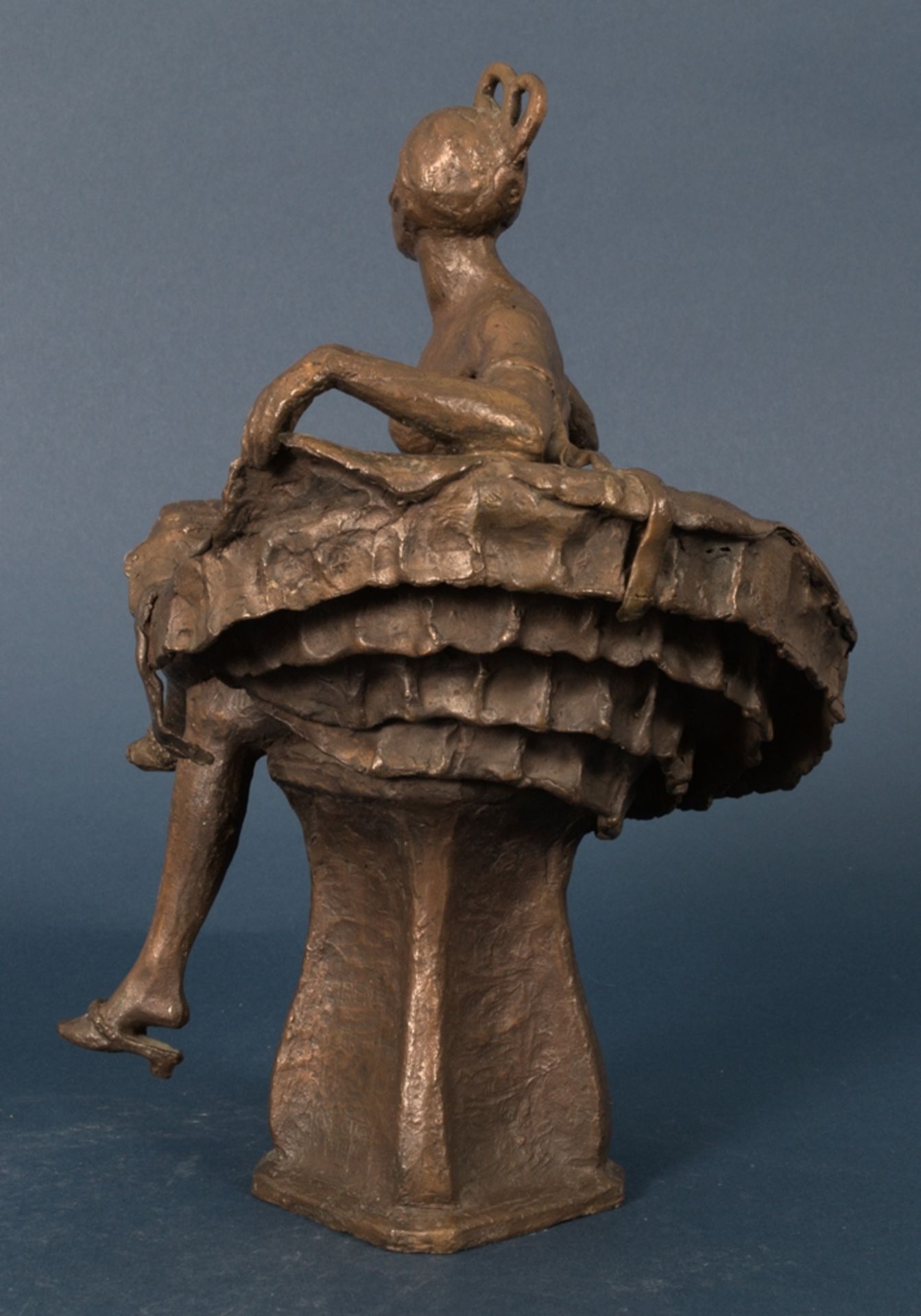 "IREN(E) EDEN ALS ZERBINETTA" - bräunlich patinierte Bronze einer schlanken jungen Frau auf einem - Bild 12 aus 27