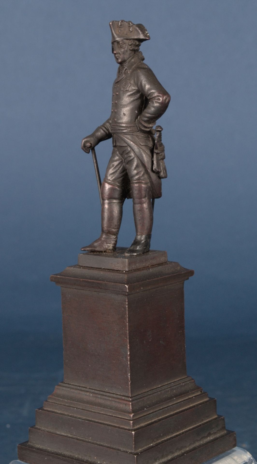 "Der alte Fritz" - Standfigur von "Friedrich dem Großen" auf mehrfach getreppem Sockel. - Bild 6 aus 14