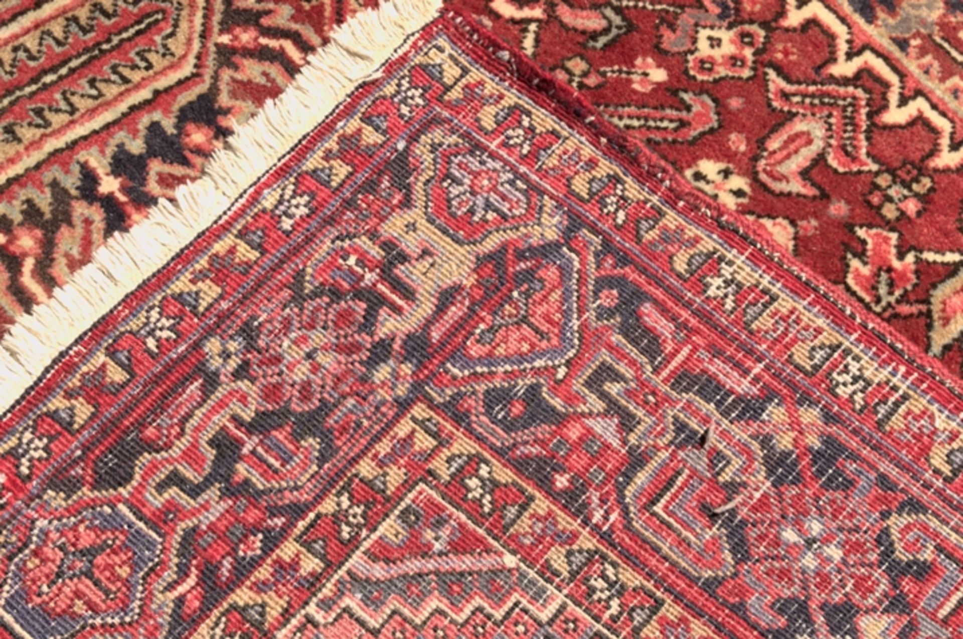 Heriz-Teppich, nordwestlicher Iran der 1960er/70er Jahre, ca. 350 x 248 cm. Robuster, schwerer, - Bild 6 aus 12