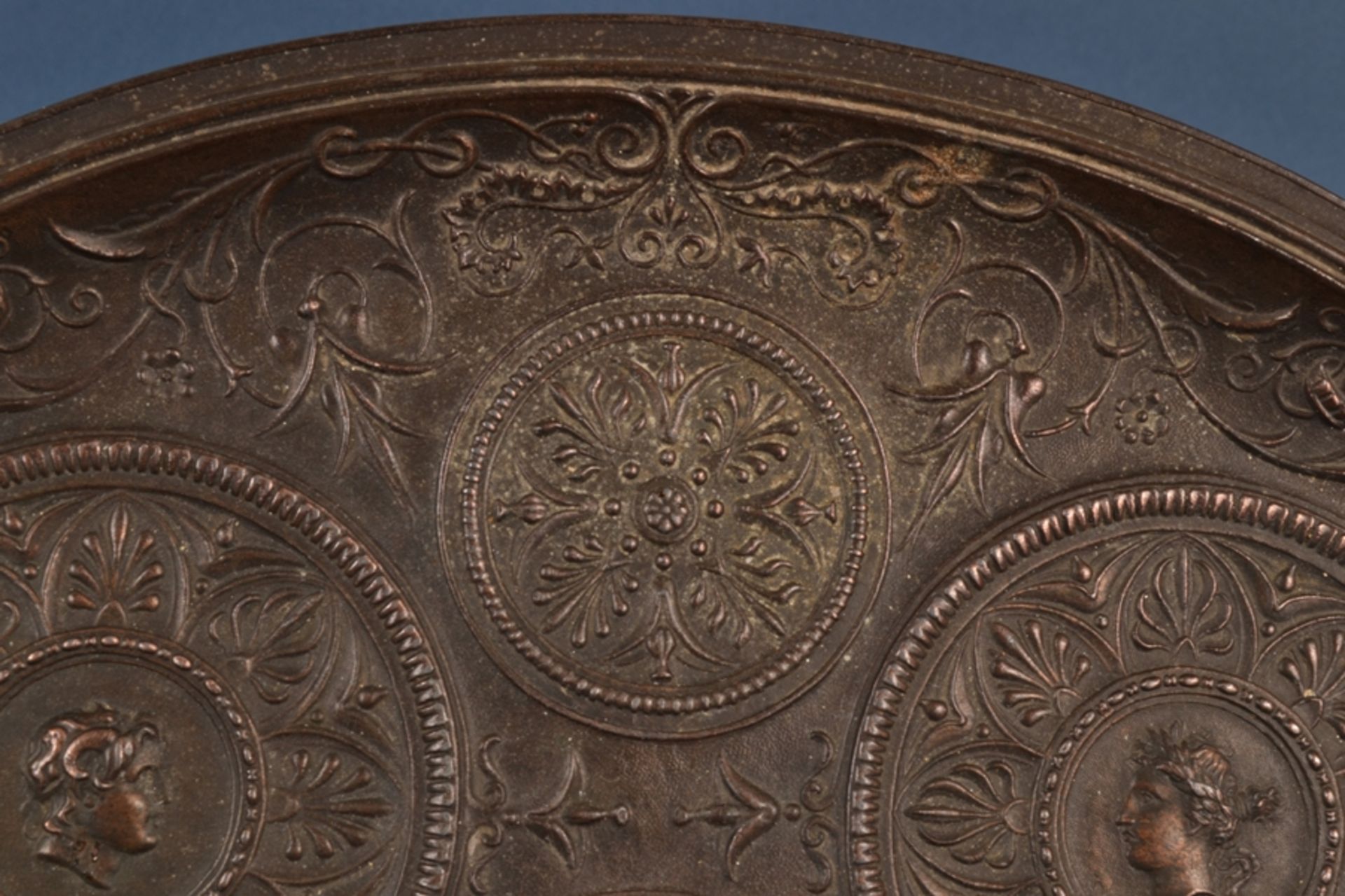 Tafelaufsatz, Metallguss, Historismus/Neo-Empire, Ende 19. Jhd., ovale Ablage von sitzender Sphinx - Bild 8 aus 17