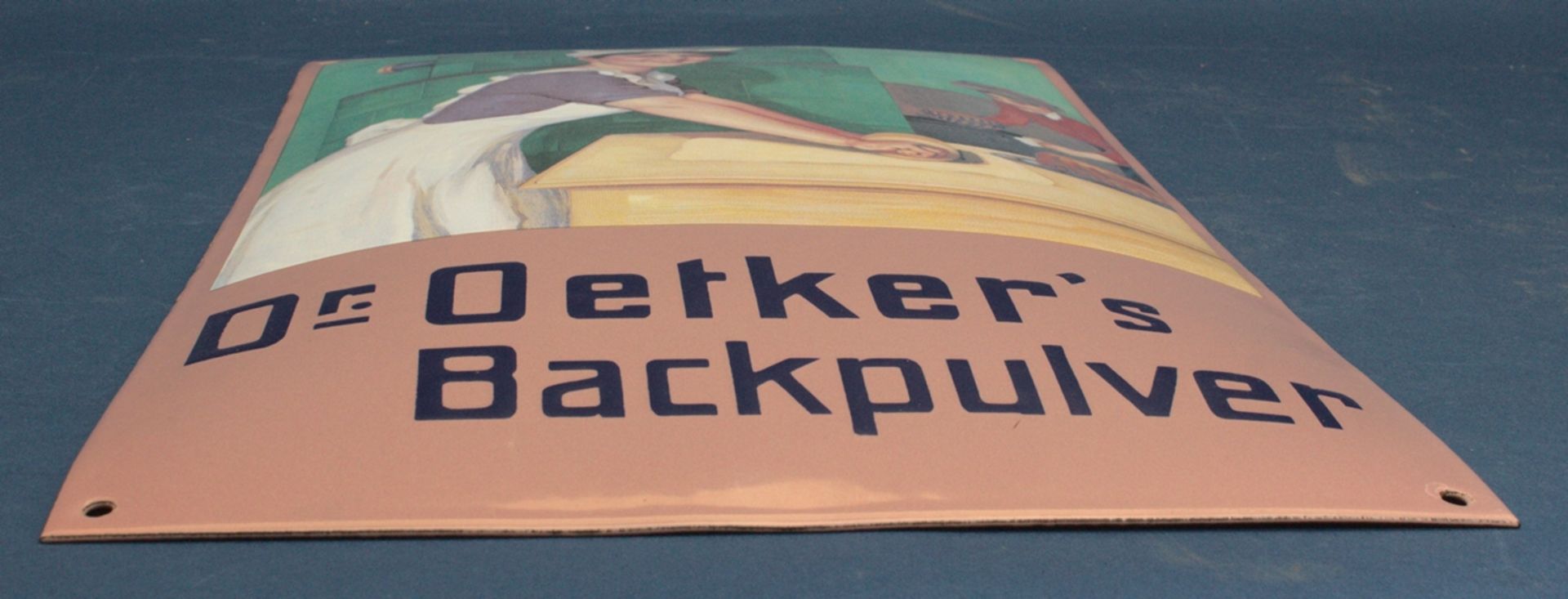 "DR. OETKER'S BACKPULVER". Dekoratives, leicht gewölbtes Emailleschild, ca. 50 x 30 cm, schöner - Bild 5 aus 6