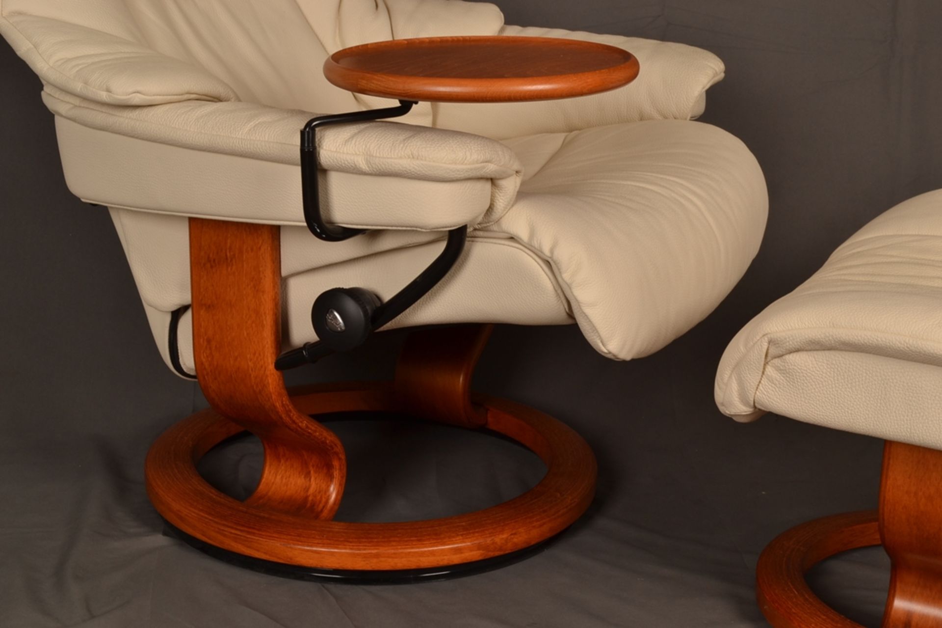 Stressless Sessel mit passendem Fußhocker. Beiges Leder mit geringen Gebrauchsspuren, wenig - Image 8 of 14