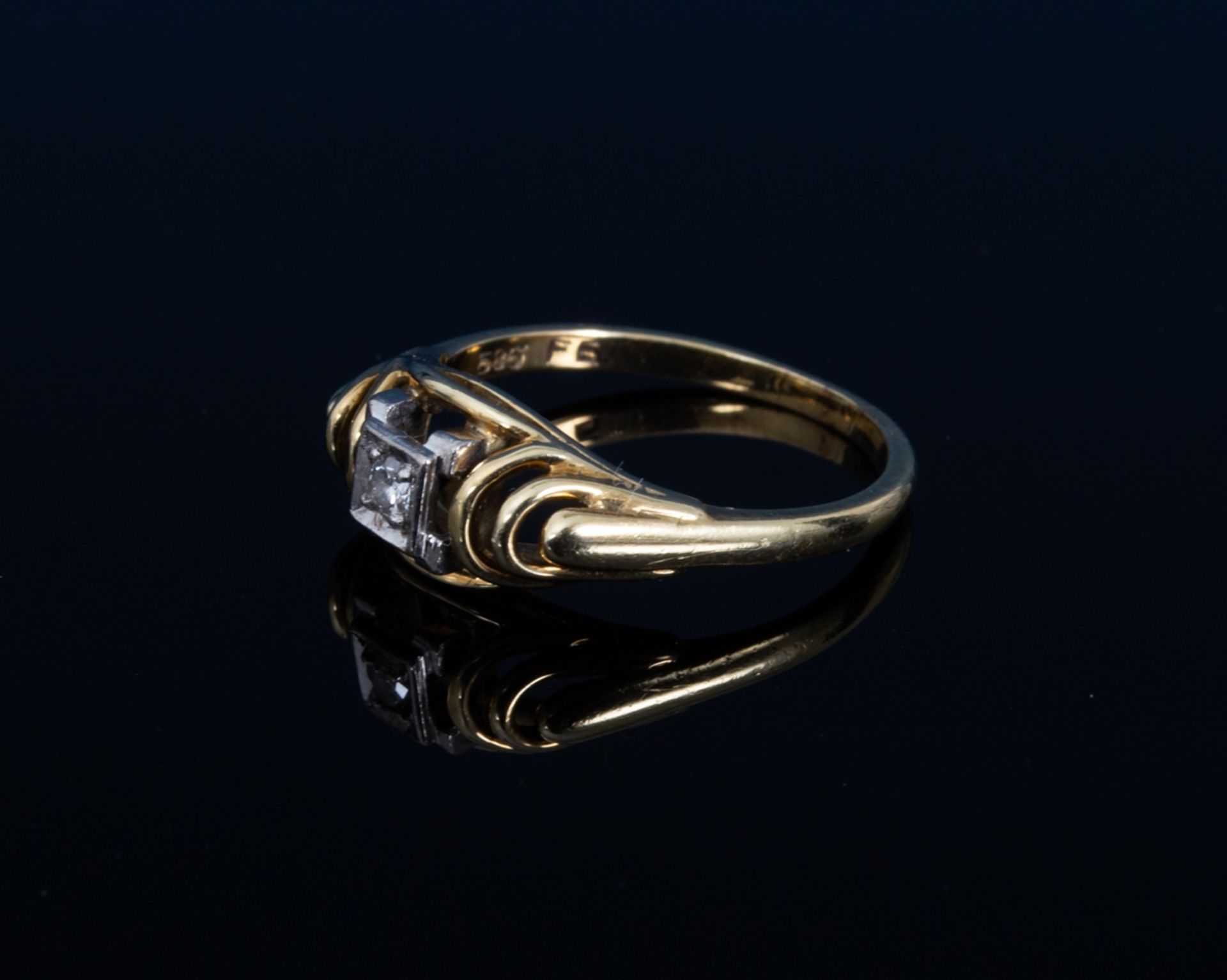 Goldener Ring mit Diamant besetzt, 585er Gelbgold, Diamant ca. 0,1 ct. Ringinnendurchmesser ca. 17