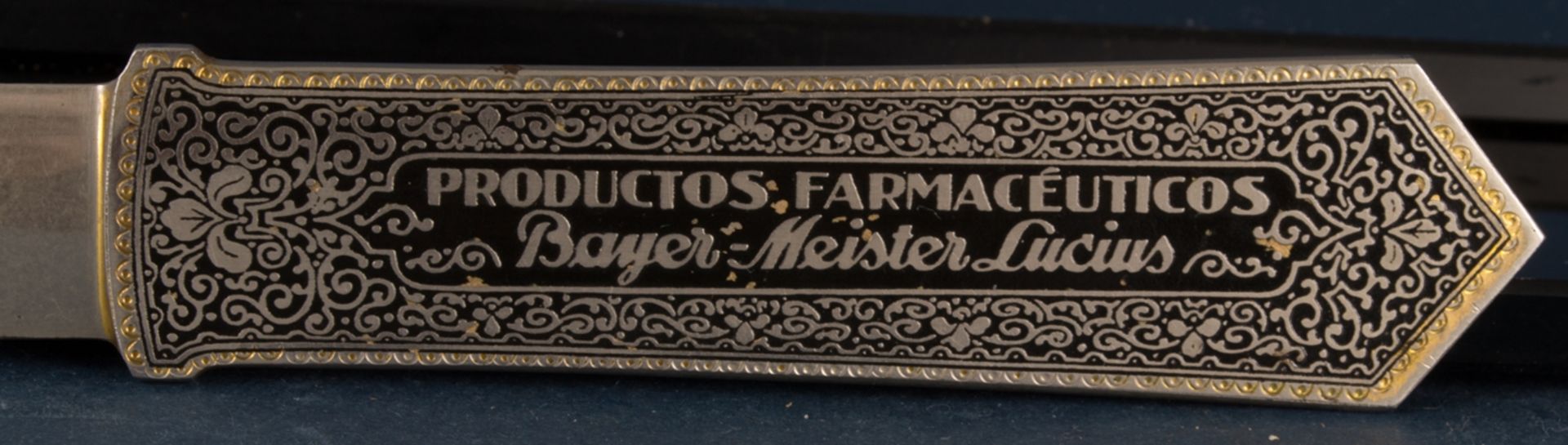 Alter Werbe - Brieföffner bez. " PRODUCTOS FARMACENTICOS Bayer MEISTER LUCIUS". Länge ca. 24 cm.