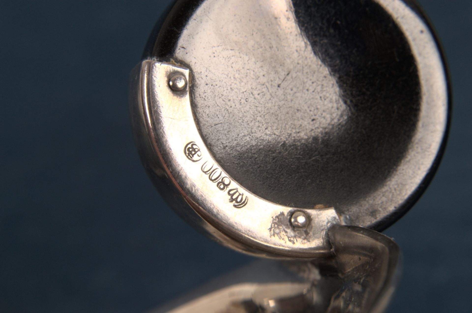 Zwei zweiteilige Teesiebe, 800er Silber(monturen), schwarze Bakelit (?)- Griffstücke, max. - Image 7 of 7