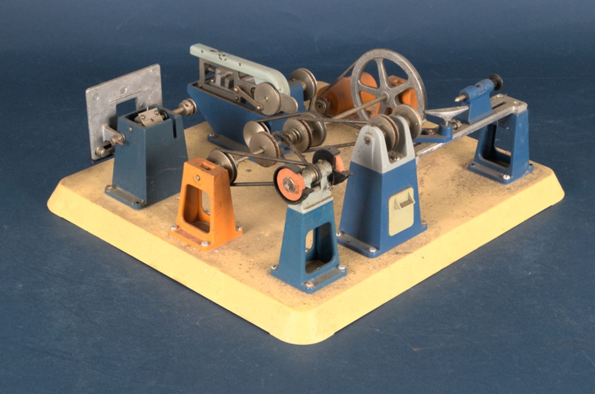 6teiliges Set versch. Dampfmaschinen-Anbauteile, ungemarkt/ungeprüft. Platte ca. 32 x 36 cm. - Bild 2 aus 3