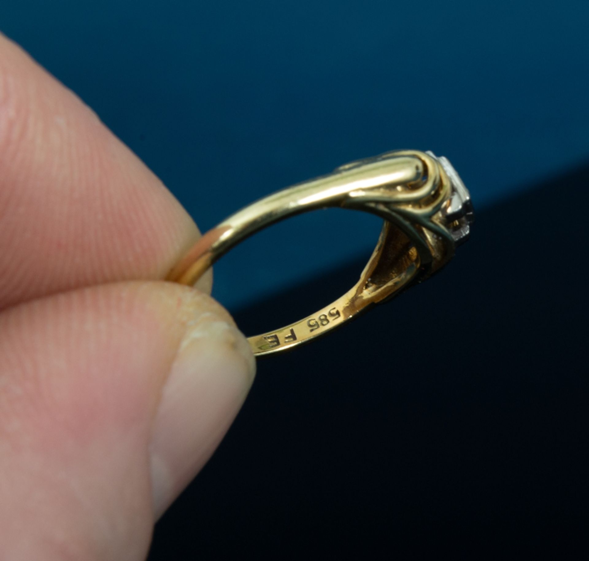Goldener Ring mit Diamant besetzt, 585er Gelbgold, Diamant ca. 0,1 ct. Ringinnendurchmesser ca. 17 - Image 4 of 6