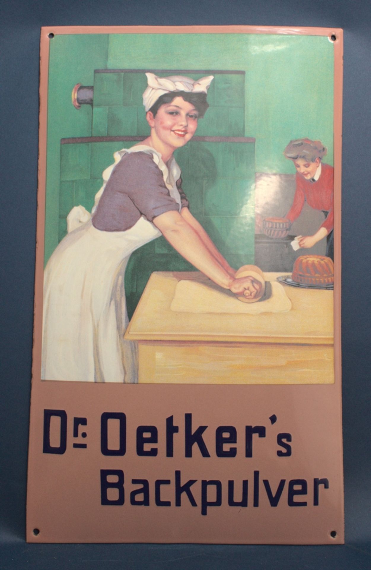 "DR. OETKER'S BACKPULVER". Dekoratives, leicht gewölbtes Emailleschild, ca. 50 x 30 cm, schöner