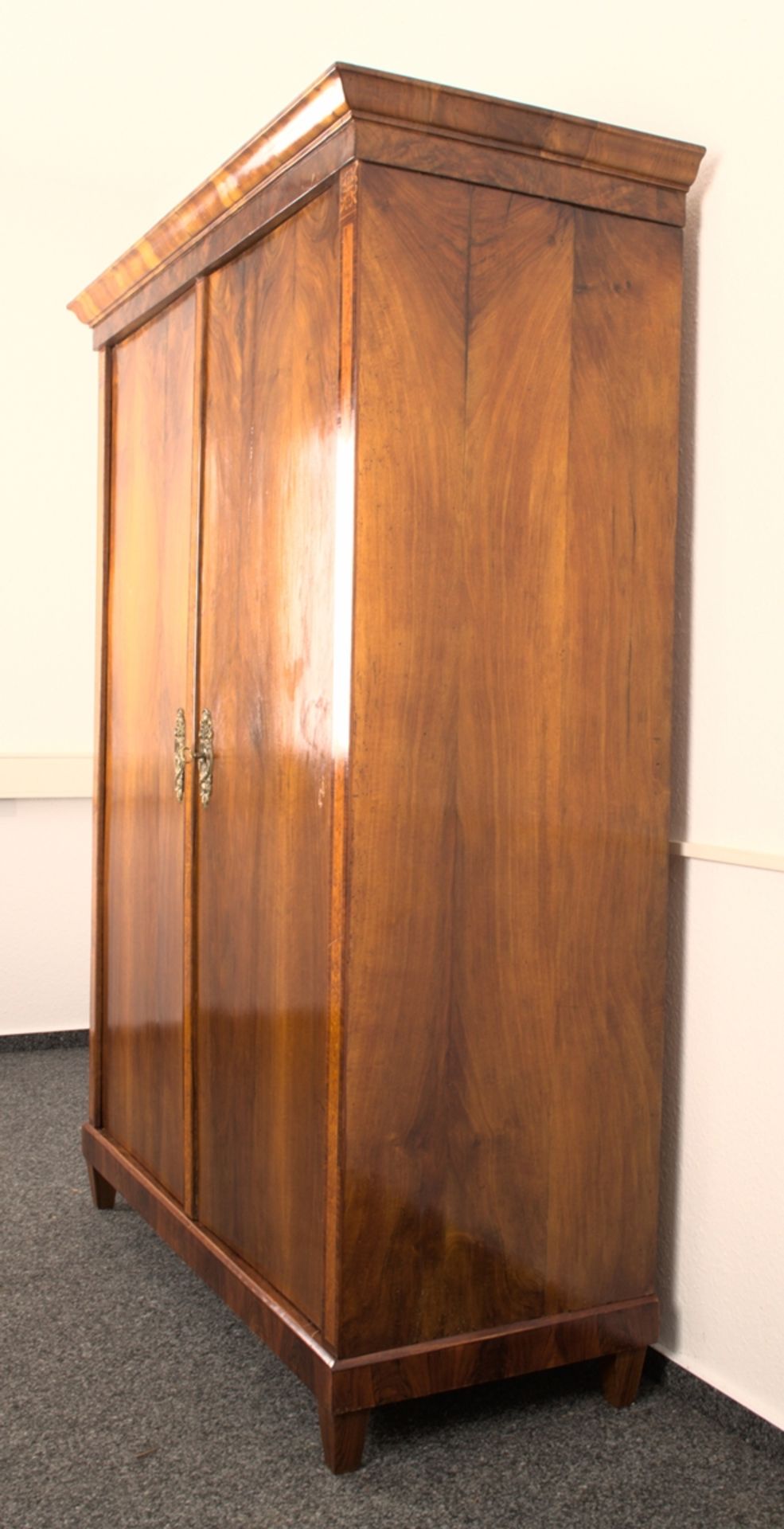 Antiker Kleiderschrank, österreichisches Biedermeier um 1830/40. Voll zerlegbarer, zweitüriger - Bild 2 aus 18