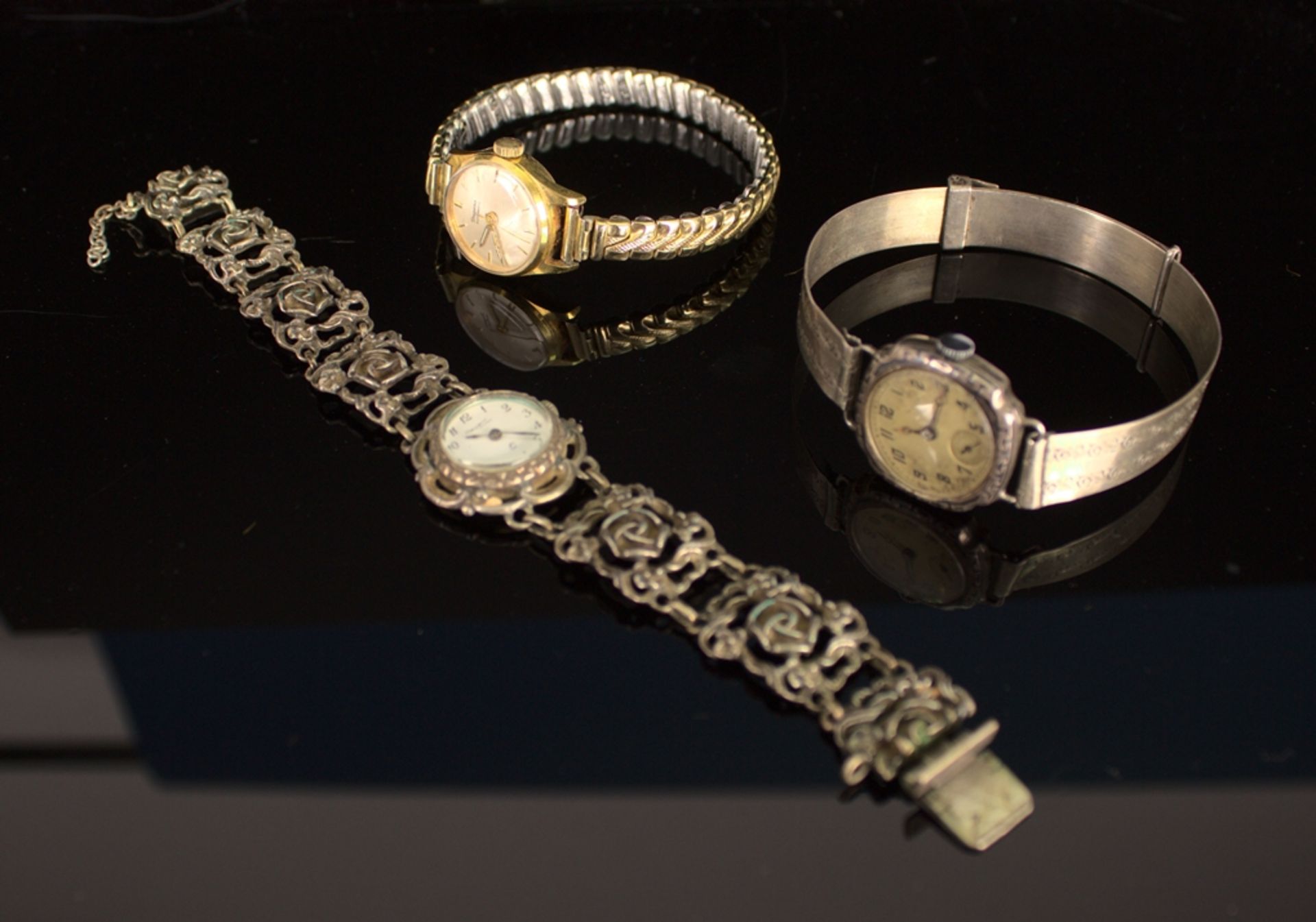 3 teiliges Konvolut versch. älterer/ antiker Damenarmbanduhren, 2x Silber & 1x vergoldetes