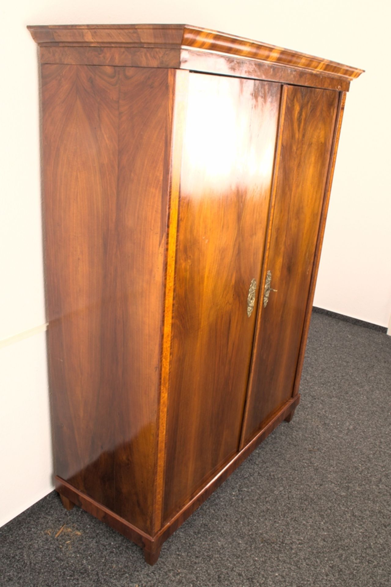 Antiker Kleiderschrank, österreichisches Biedermeier um 1830/40. Voll zerlegbarer, zweitüriger - Image 11 of 18