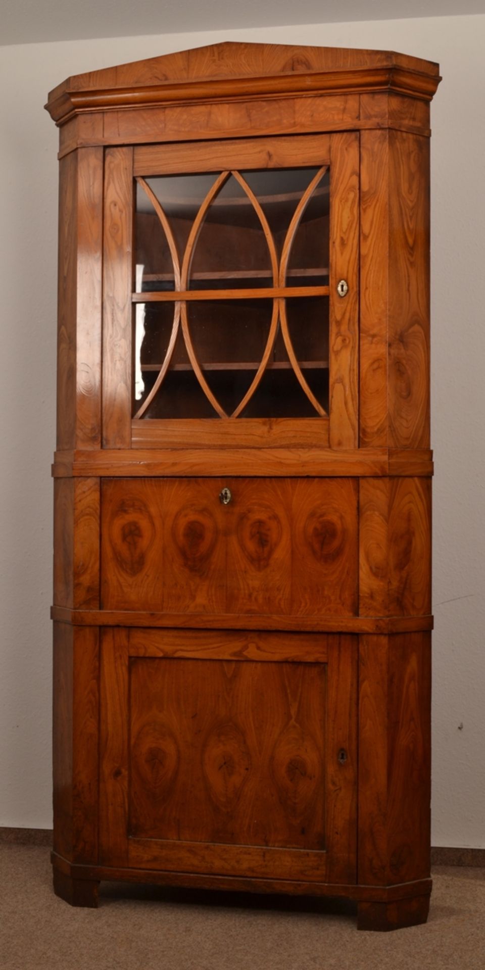 Antiker Eckvitrinenschrank/Eckschrank mit orig. Versprossung. Norddeutsches Biedermeier um 1830. - Bild 6 aus 25