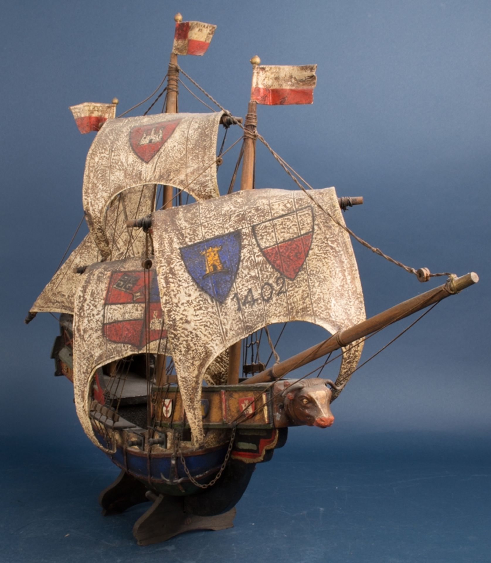 "BUNTE KUH" - Modellschiff, 2. Drittel 20. Jhdt., betitelt, Holz geschnitzt, farbig gefasst, textile - Image 2 of 9