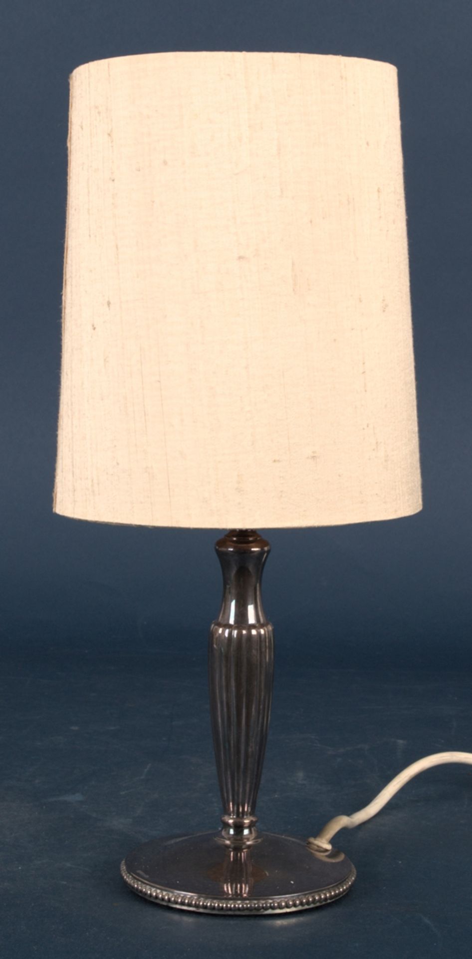 Einflammige Tischlampe, Silber, Höhe ca. 34 cm mit Schirm, Elektrifizierung ungeprüft. Optisch - Image 4 of 4