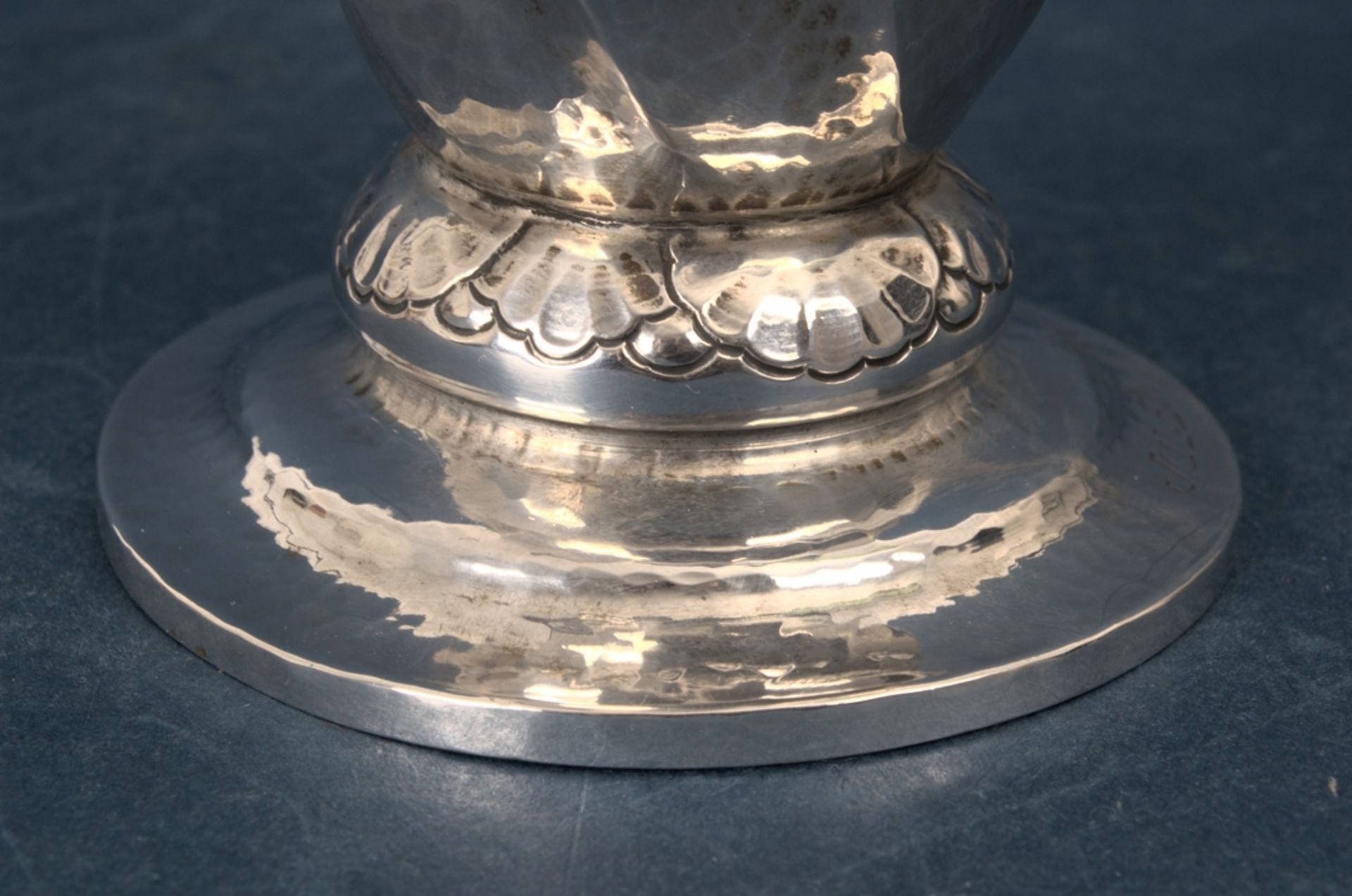 Pokalbecher/ Tischvase, Schweden, Meister: C.G. Hallberg. 830er Silber, Hammerschlagdekor, wohl - Bild 2 aus 9