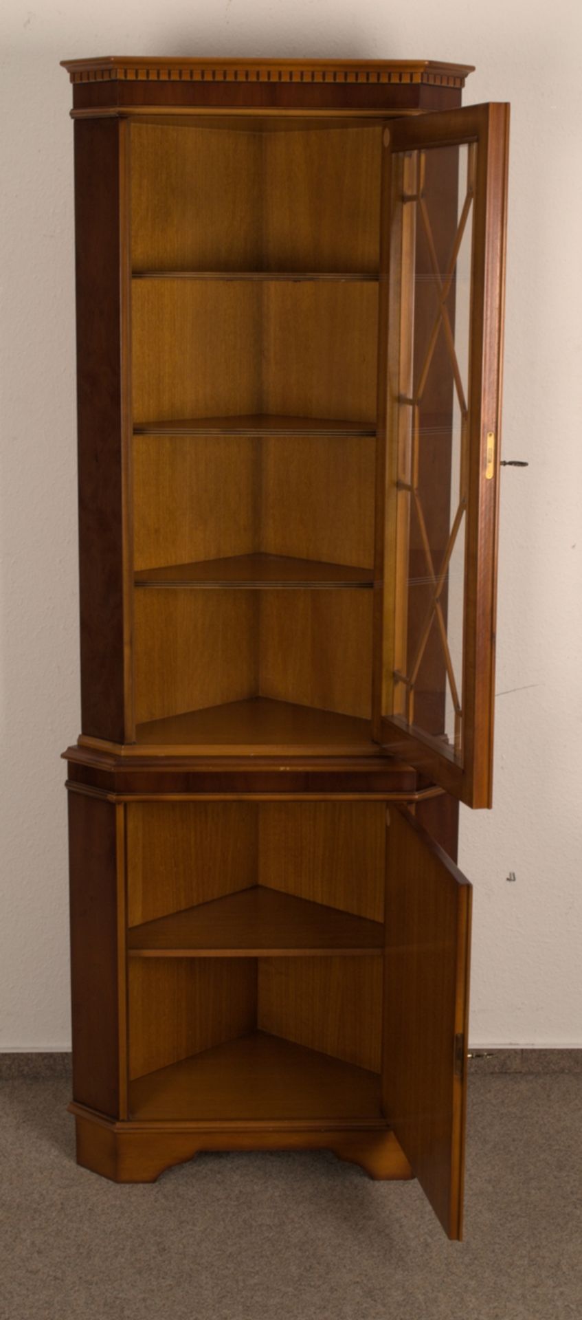 Eckvitrine. Englischer Stil, Mitte 20. Jhd. Eibe-kirschbaumfarbig lackiert. Höhe 192 cm, Breite - Image 4 of 7