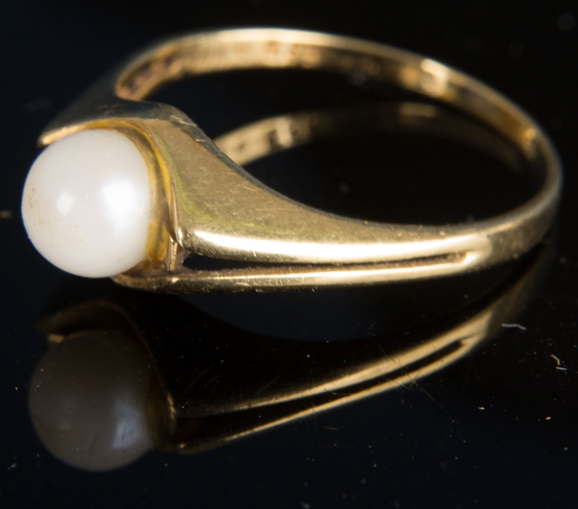 Stylischer 585er Gelbgold Damenring mit Perle besetzt. Ringdurchmesser ca. 20 mm. !960/ 70er - Image 2 of 4