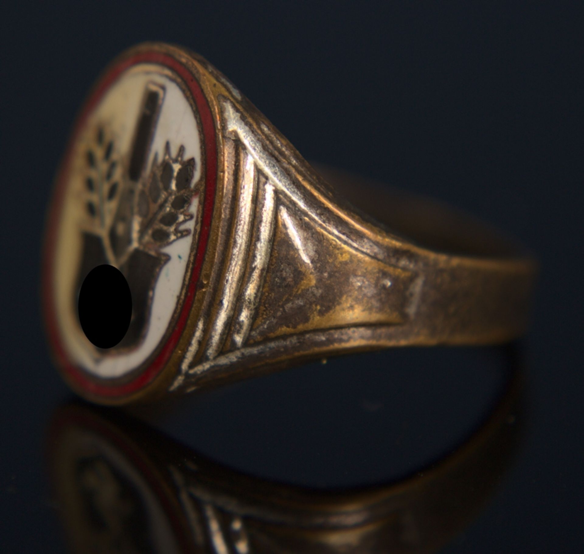 R.A.D. - Erinnerungsring, emailliertes Emblem, Ring mit Resten von Versilberung, Ringschiene etwas - Image 4 of 4