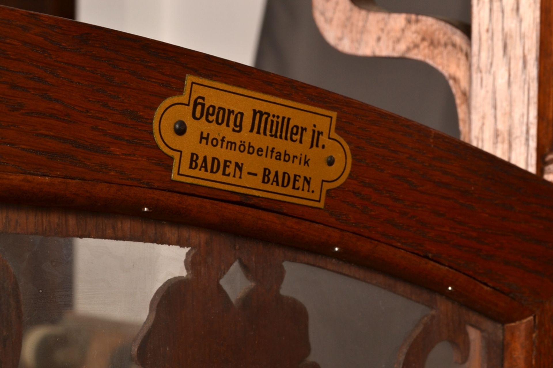 Elegantes Zierschränkchen/ Salonvertiko aus der badischen "Hofmöbelfabrik Georg Müller Jr. Baden- - Bild 3 aus 11