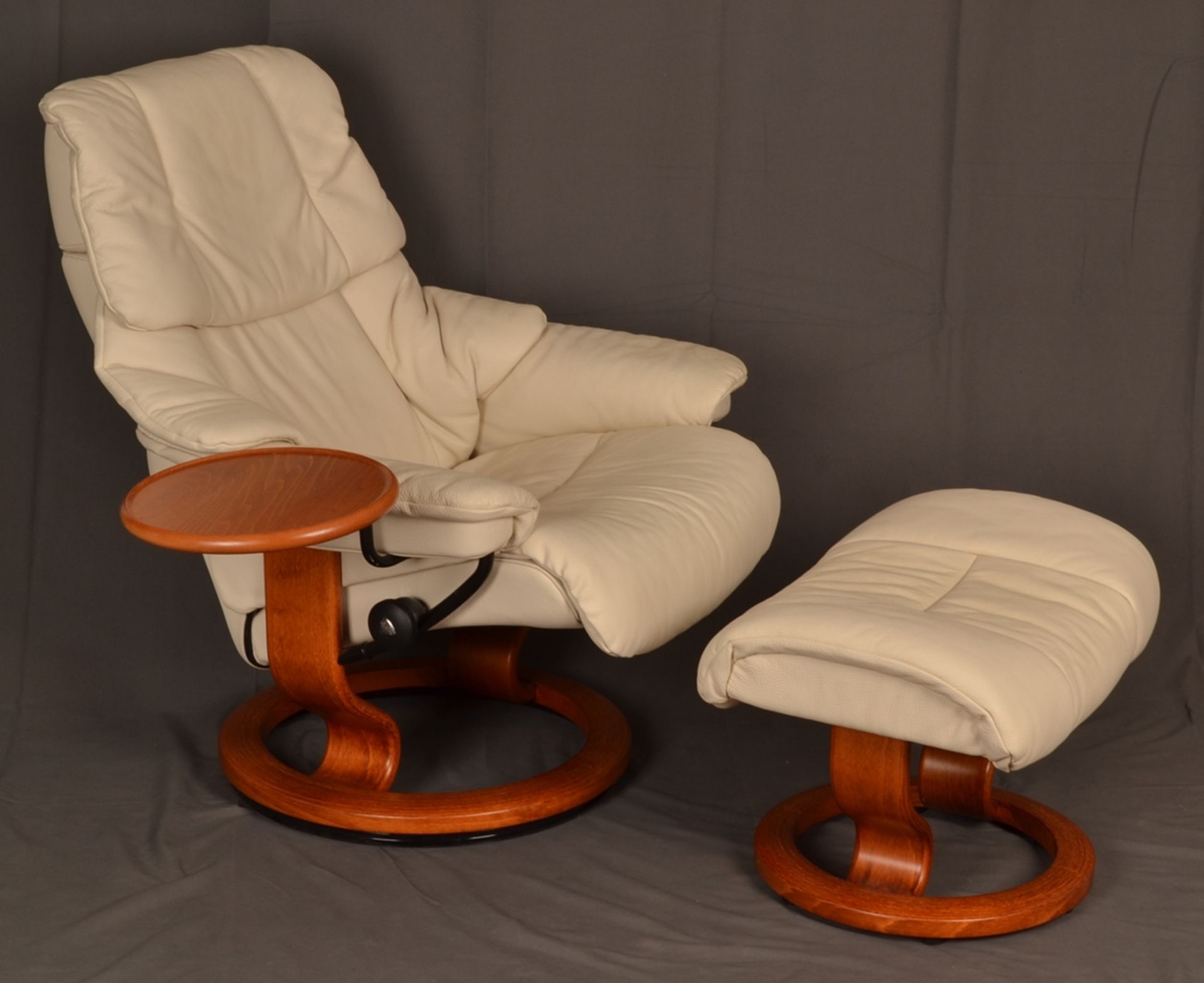 Stressless Sessel mit passendem Fußhocker. Beiges Leder mit geringen Gebrauchsspuren, wenig - Bild 3 aus 14