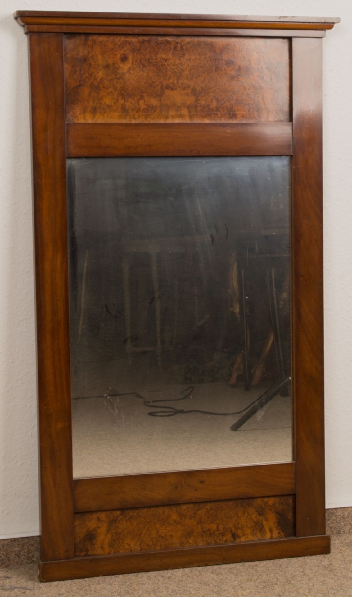 Antiker Wandspiegel, Biedermeier um 1900, schlichter Spiegelrahmen aus Nussbaum, zwei Füllungen in